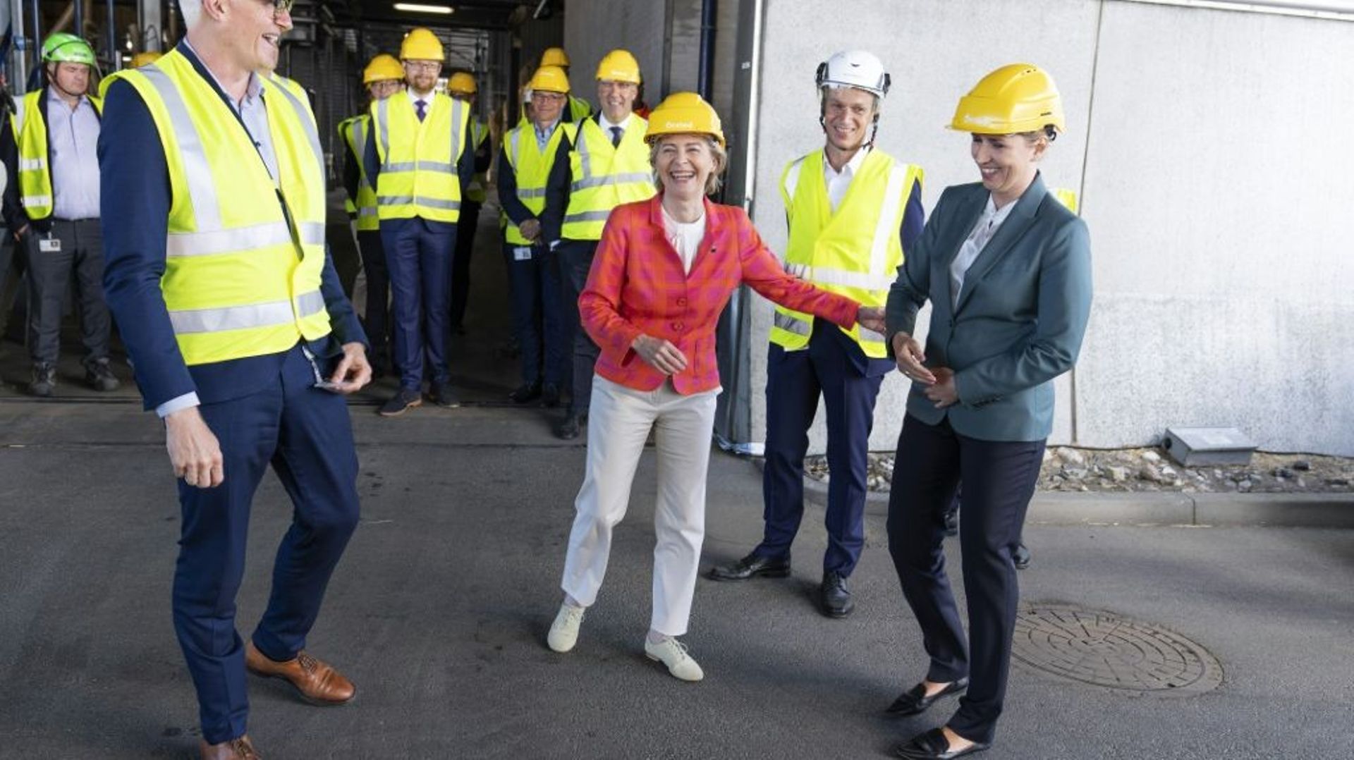 La présidente de la Commission Ursula von der Leyen (au centre) visite une centrale thermique à Hvidovre, au Danemark le 17 juin 2021, avec notamment la Première ministre danoise Mette Frederiksen
