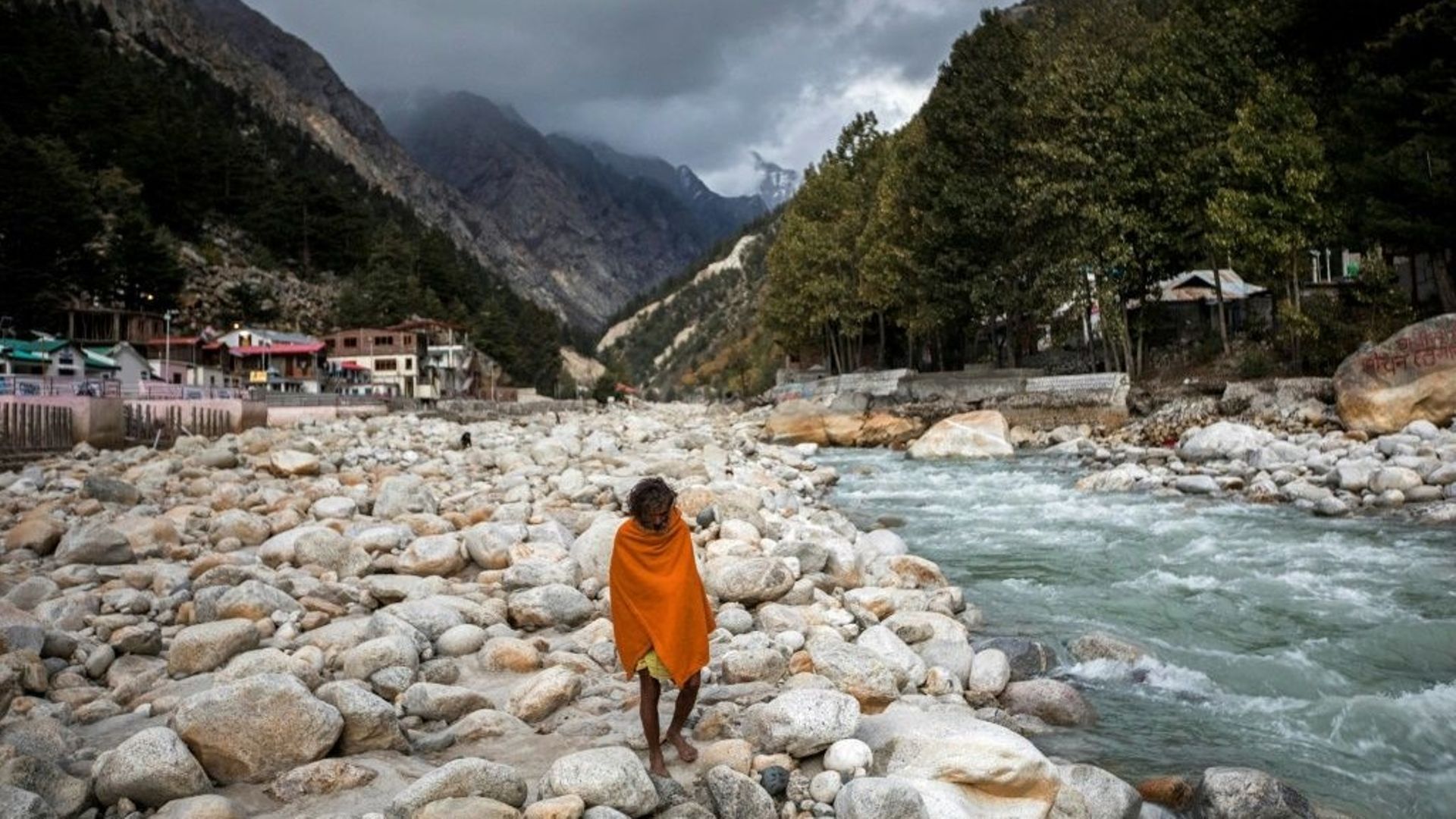 Un sadhu (saint homme) marche le long de la Bhagirathi, l'une des deux rivières qui en se rejoignant forment le Gange, le 17 octobre 2022 à Gangtori, en Inde.