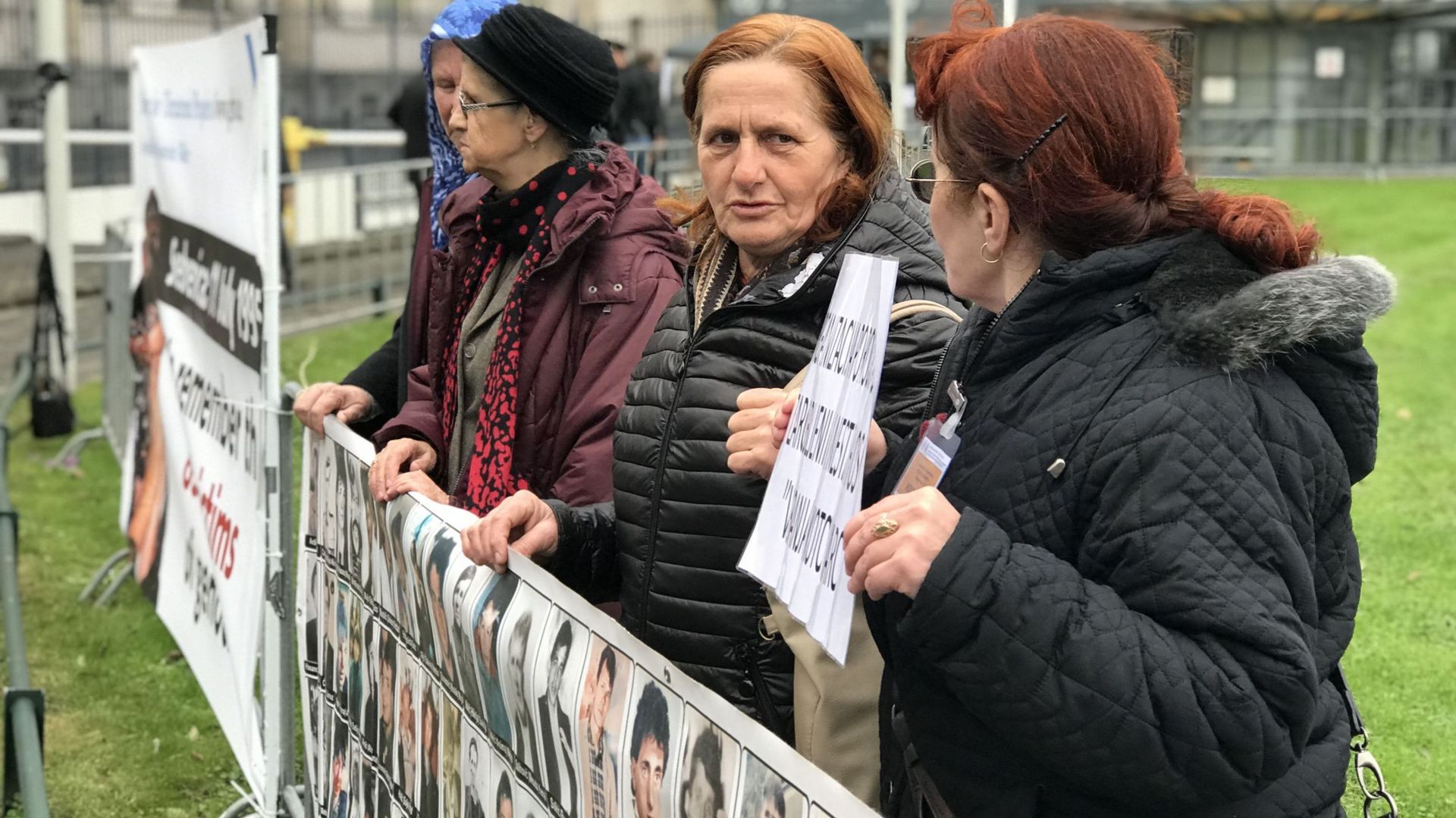 Des familles de victimes à l'extérieur du Tribunal pénal international.