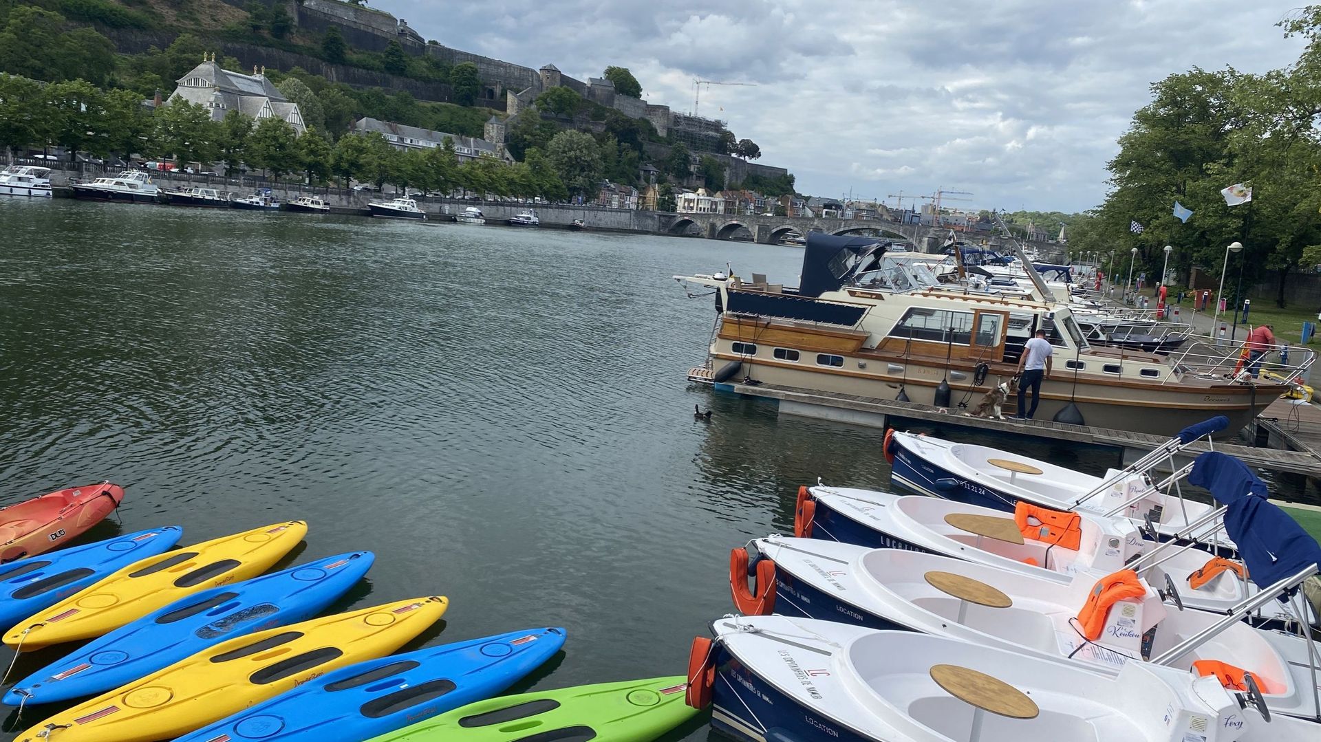 Dinant Port Voyager en bateau sans permis sur la Meuse à Dinant et Namur - RTBF Actus