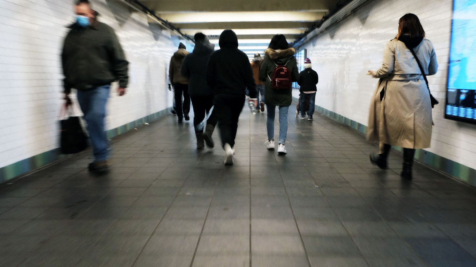 Des passants dans les couloirs du métro de New York. Image d'illustration.