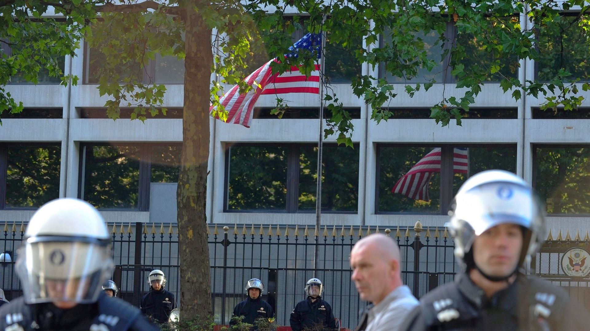 Des policiers devant l'ambassade américaine à Bruxelles en 2010 (illustration).