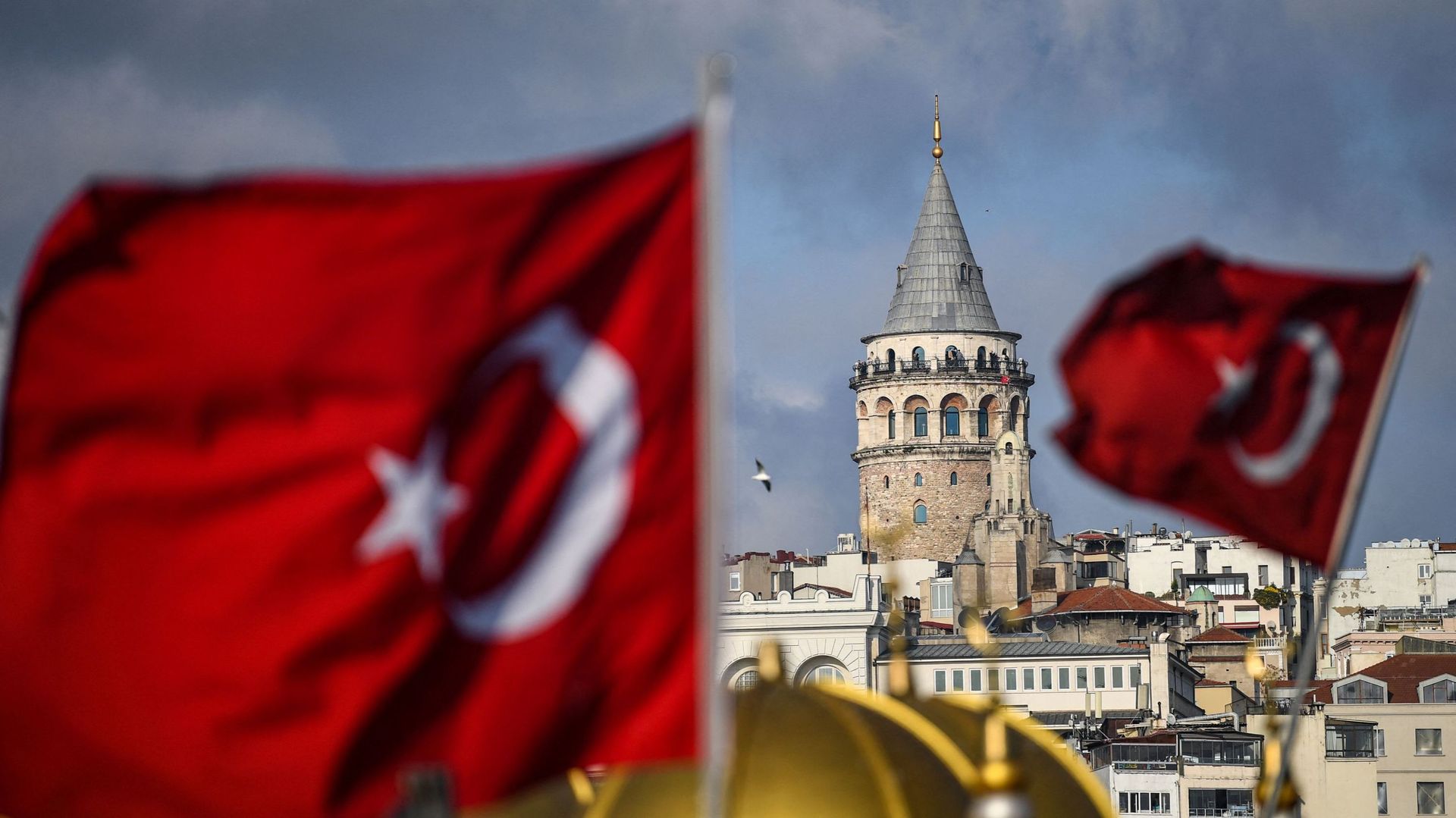 Deux drapeaux turcs flottant près de la tour Galata, à Istanbul.
