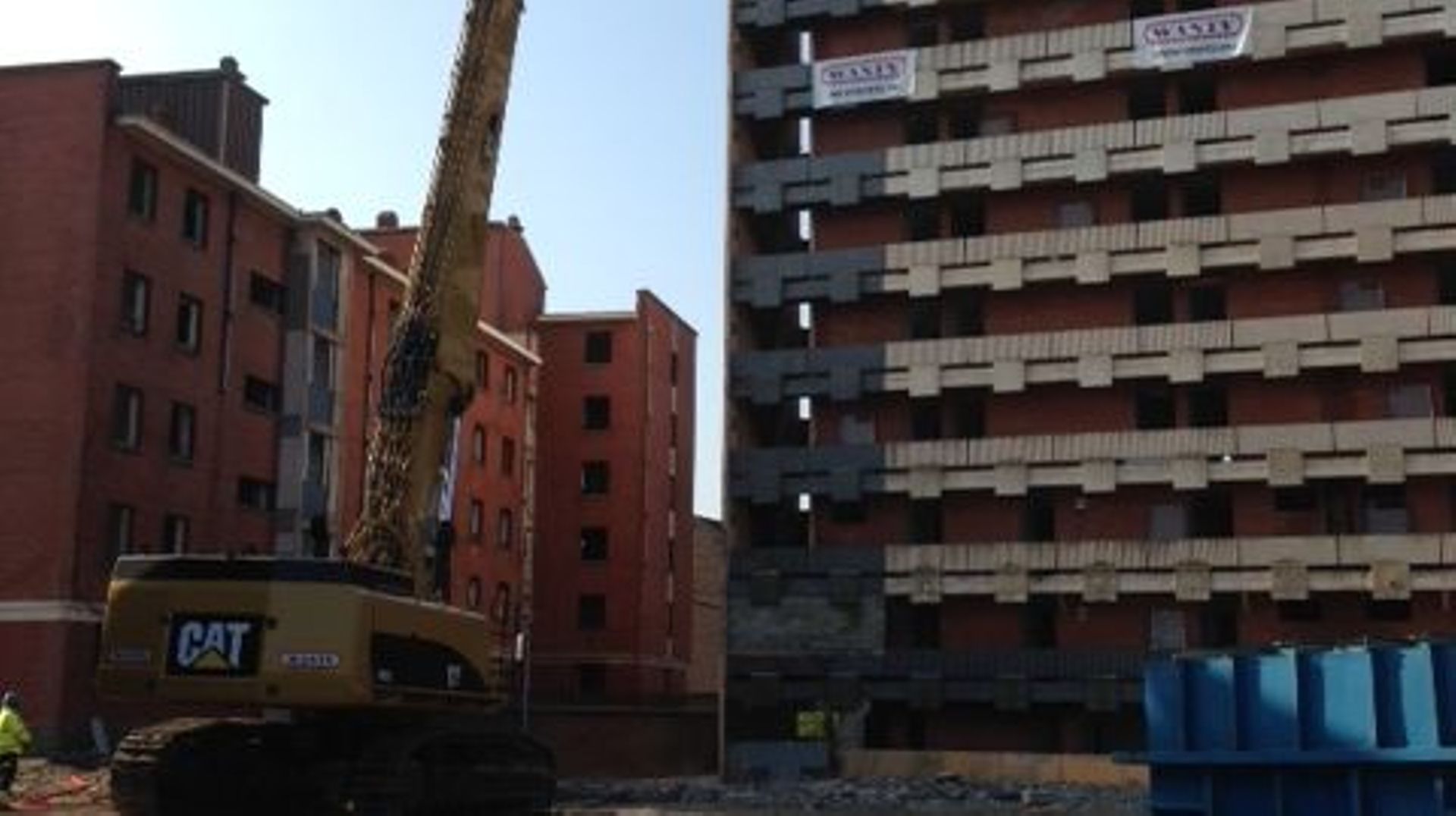 Début de la démolition de la Tour Apollo à Charleroi RTBF Actus