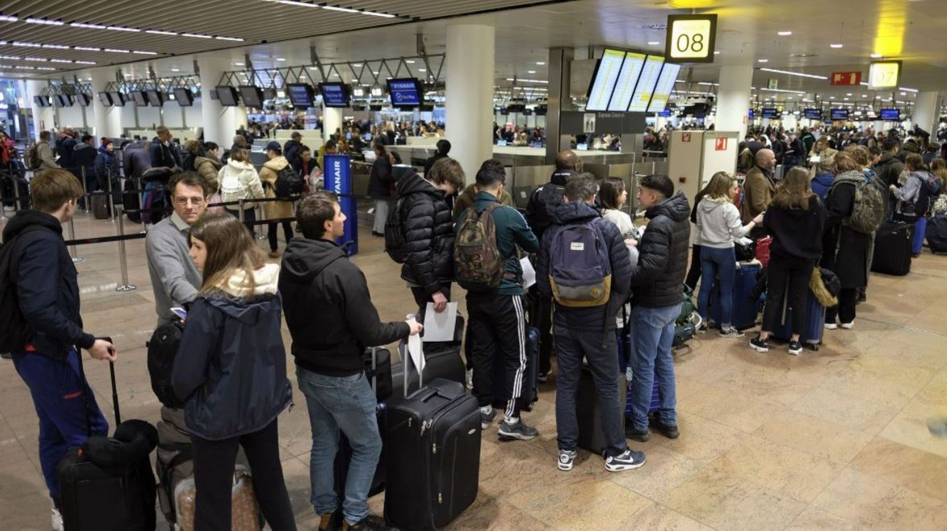 Une nouvelle grève du zèle dans les aéroports et les gares internationales, ce mardi