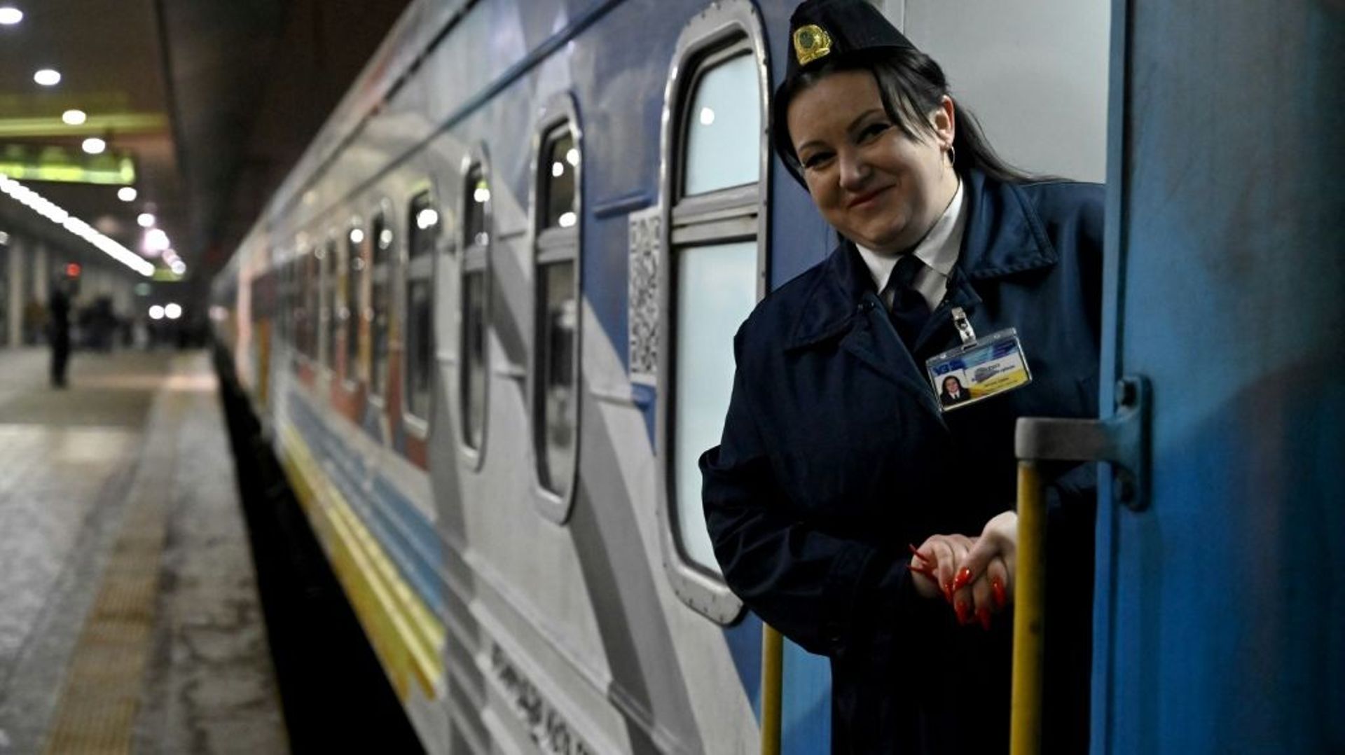 Une employée des chemins de fer ukrainiens à Kiev, le 18 novembre 2022