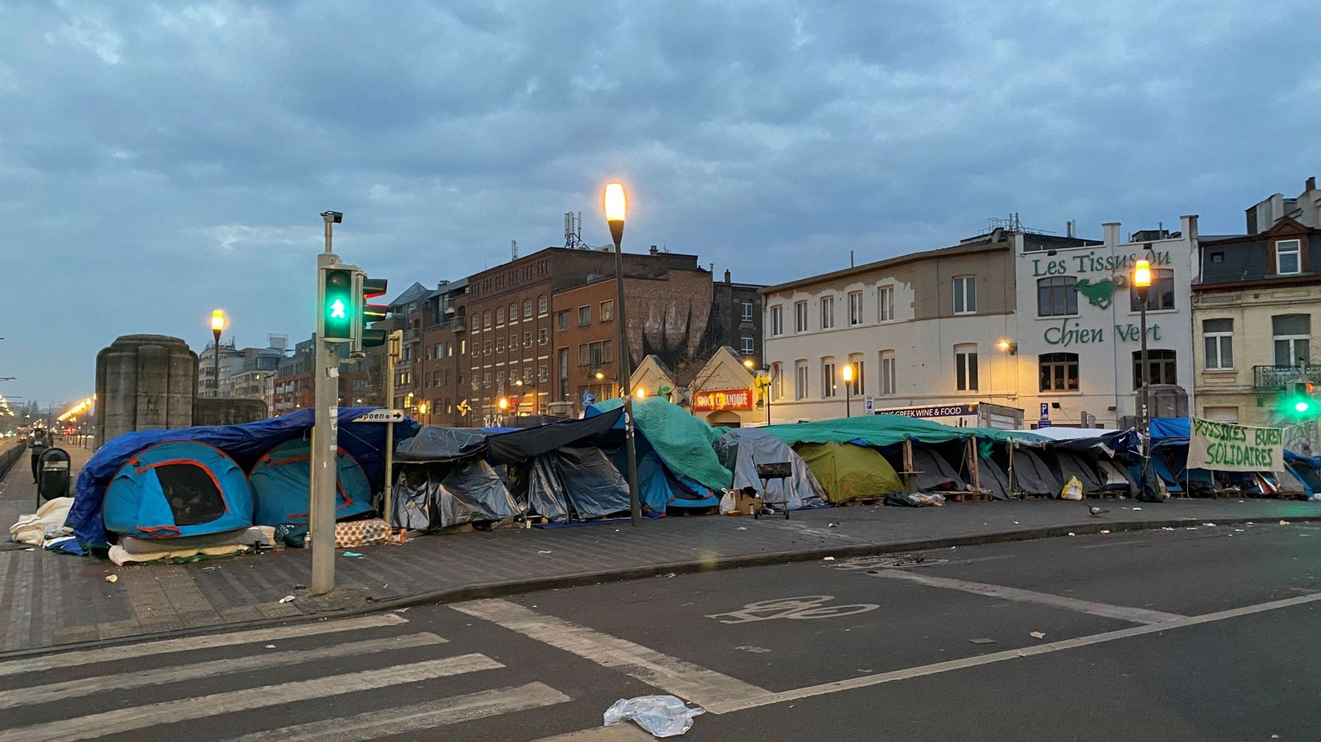 Crise de l’accueil : l’évacuation du squat de la rue des Palais à Bruxelles se solde par la mise à la rue de quelque 200 demandeurs d’asile.