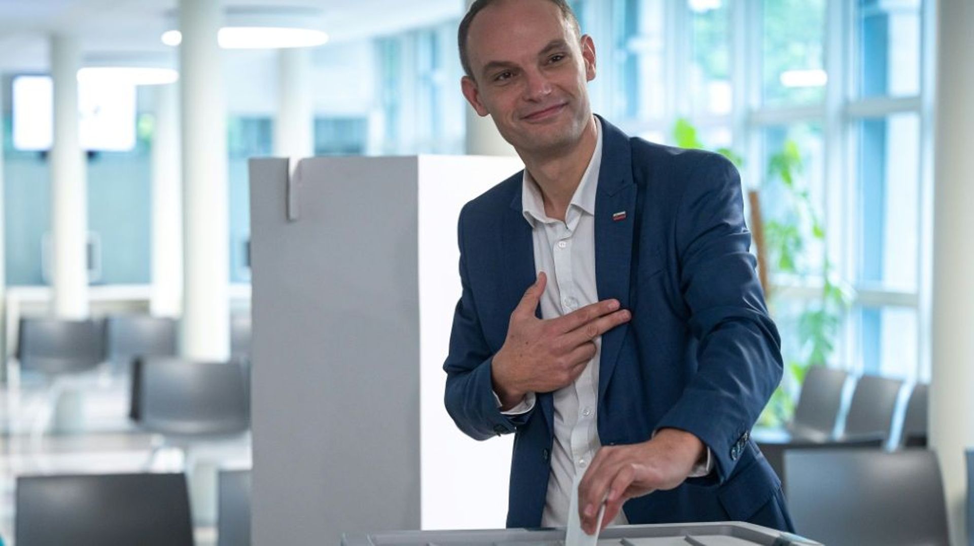 L'ex-ministre slovène des Affaires étrangères et candidat à la présidentielle Anze Logar vote, le 23 octobre 2022 à Ljubljana 