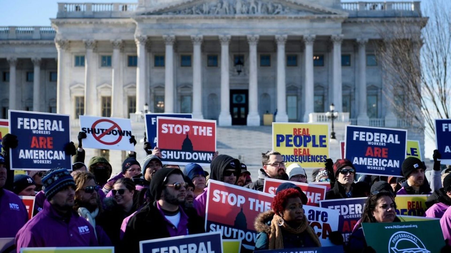 Des membres des syndicats du transport aérien et de la sécurité aérienne manifestent devant le Capitole, le 10 janvier 2019 à Washington
