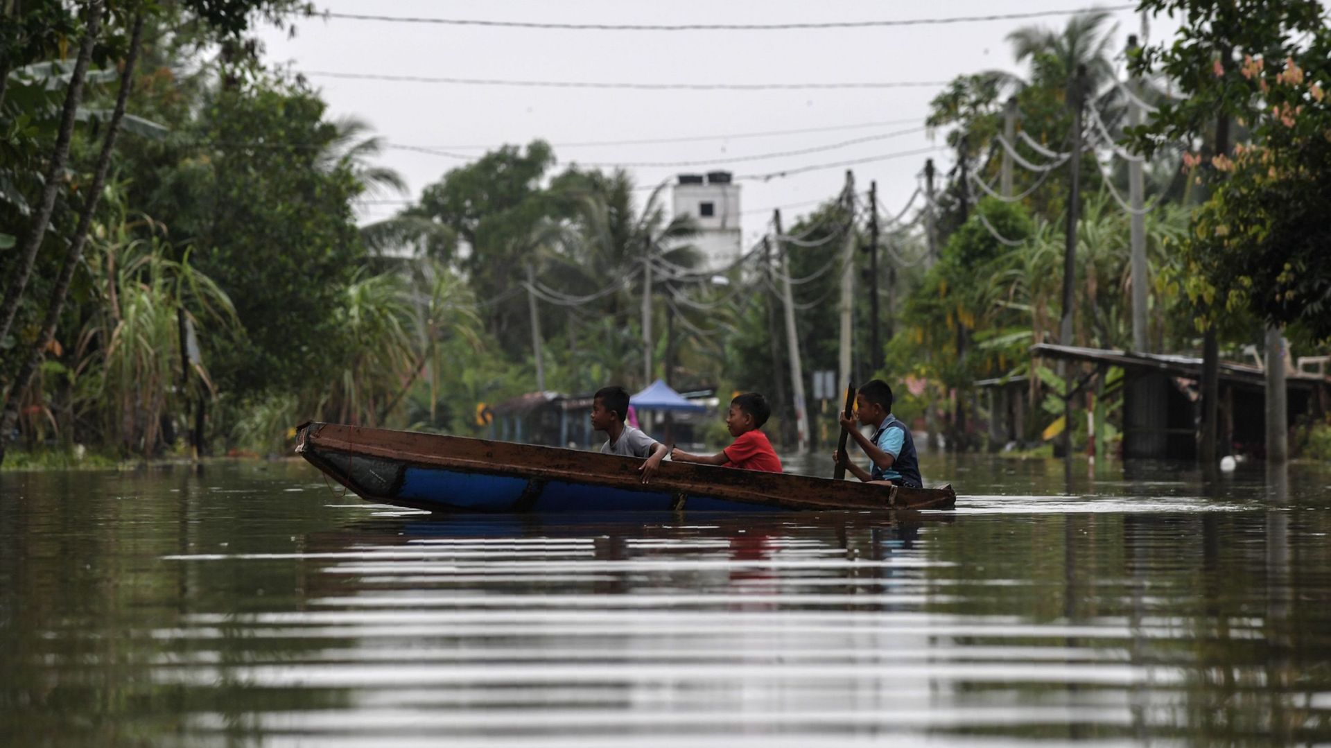 inondations-en-thailande-legere-accalmie-apres-une-nuit-tres-agitee-a-koh-samui