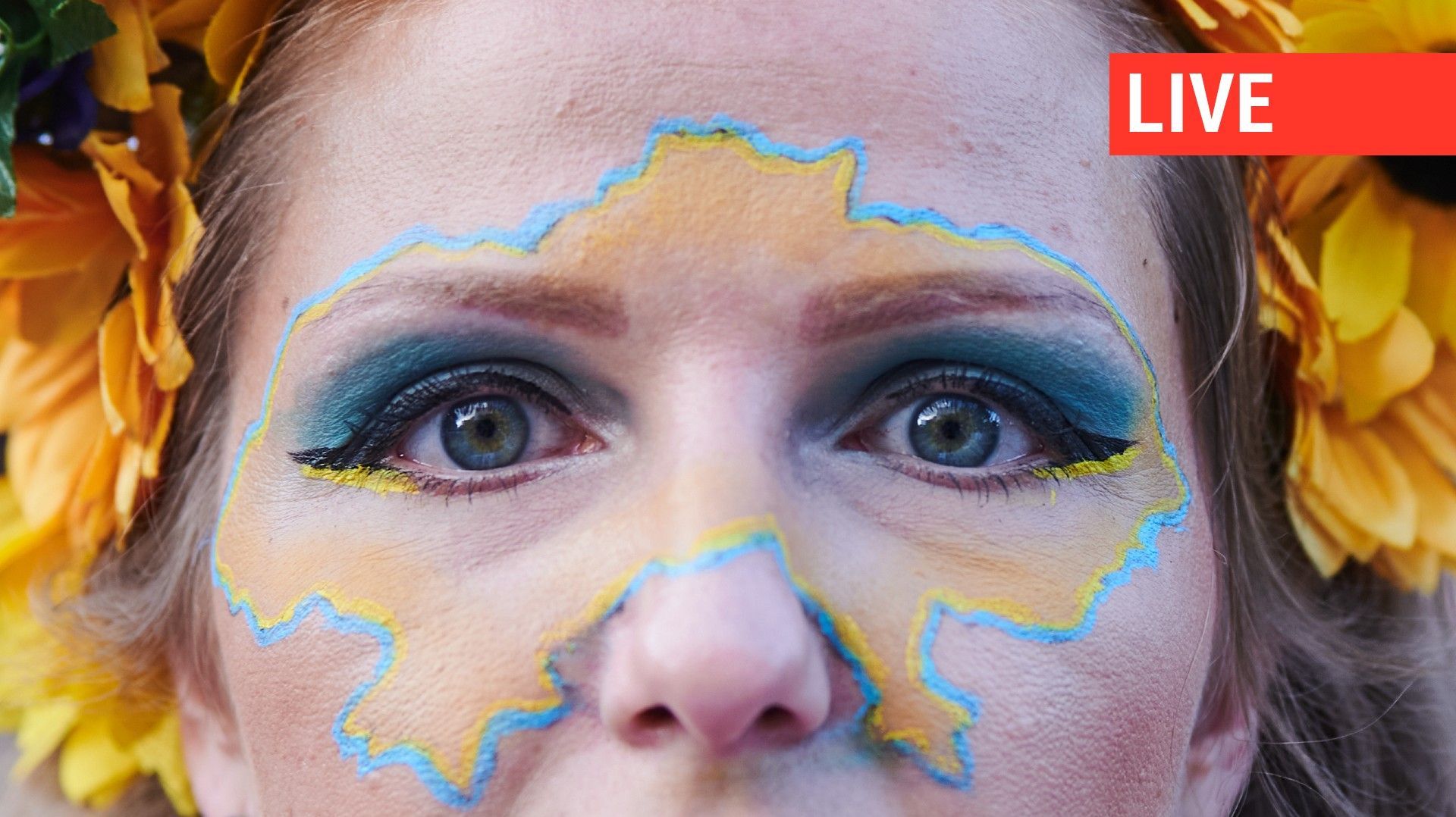Une manifestante a peint le contour du pays sur son visage pour la marche de protestation de l'association "Vitsche" à l'occasion du jour de l'indépendance de l'Ukraine, à Berlin, le 24 août 