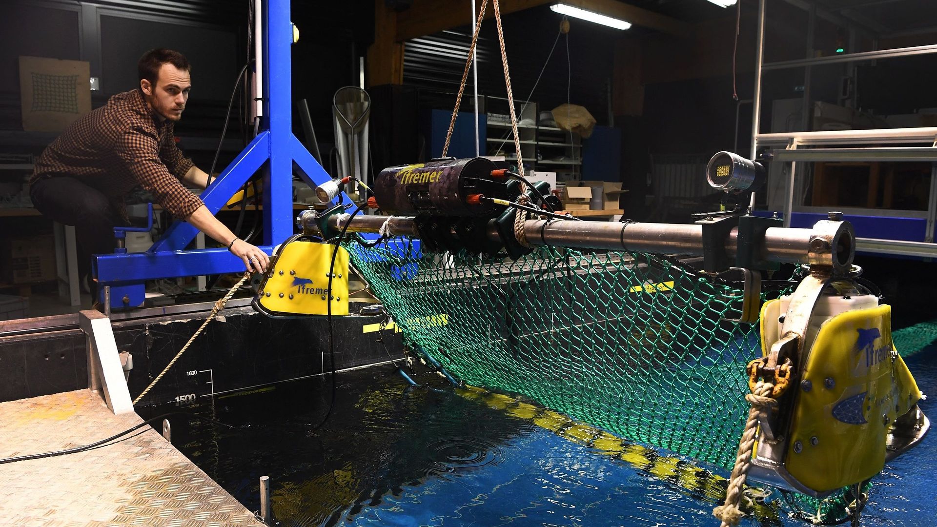 Une équipe de l'Ifremer teste à Lorient (Morbihan) des chaluts intelligents permettant de trier le poisson avant même de le remonter à bord des bateaux.