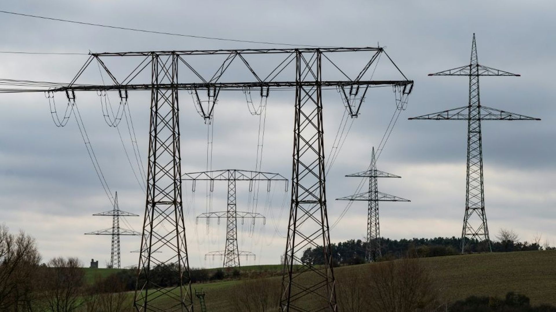 Des pylônes pour des lignes de 380 kV (d et g, pas encore installées) entourent des pylônes de 110 kV, près de Golzow, le 3 décembre 2021 en Allemagne