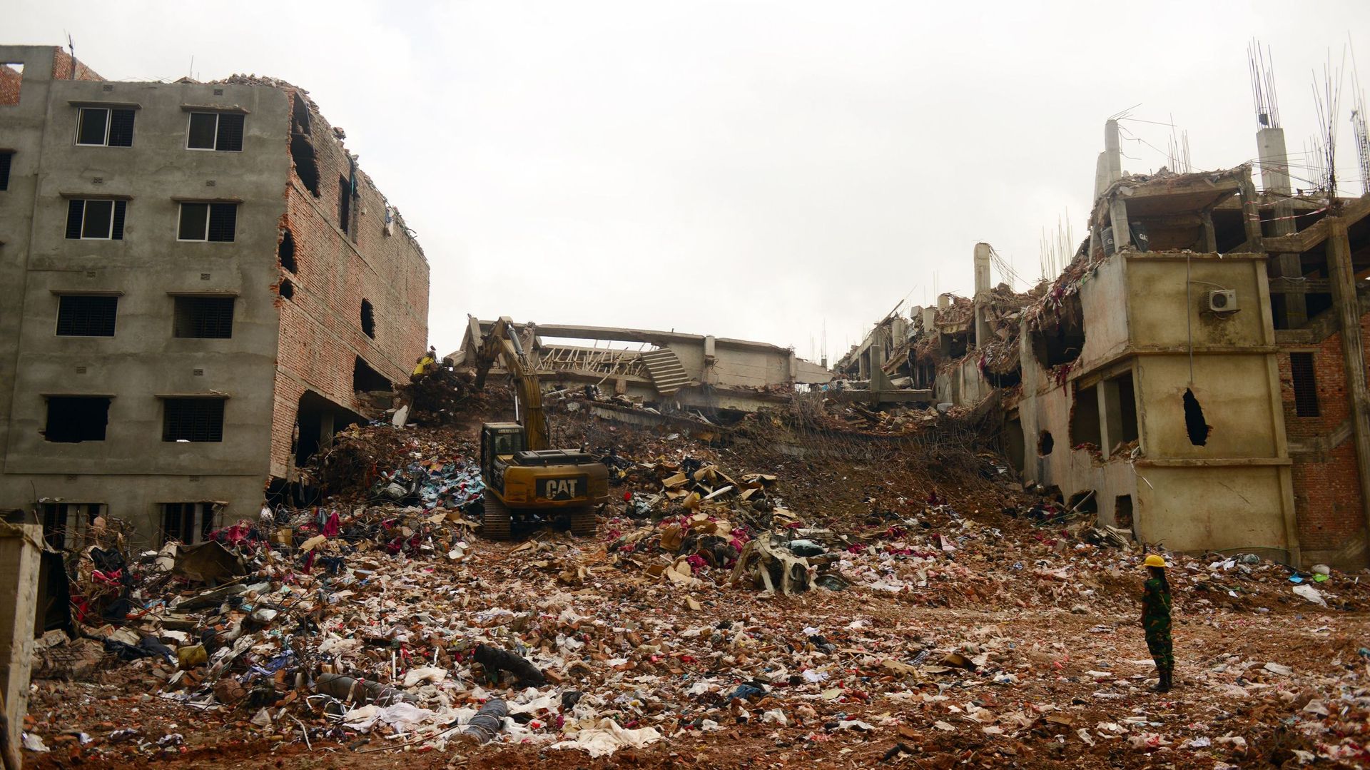 Les escavations continuent sur le site de l'effondrement de l'usine textile, mais il semble désormais impossible de retrouver des survivants