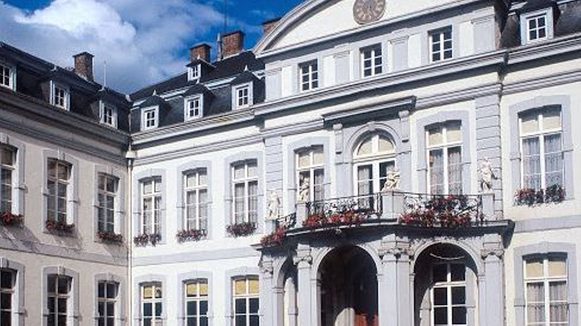 Namur : les asbl sociales privées de subsides manifestent devant le palais Provincial