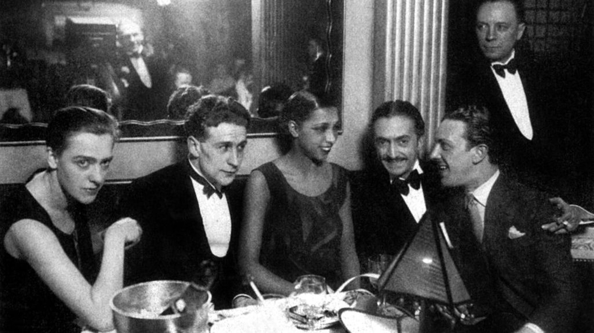 Joséphine Baker avec l'écrivain Georges Simenon (avec qui elle aura une liaison) et sa femme Tigy, avec son fiancé et agent Guiseppe Abatino dit Pepito, vers 1928, dans son restaurant Chez Joséphine à Paris - 