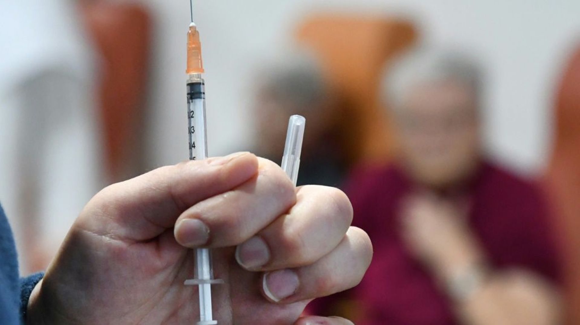 Une infirmière prépare un vaccin contre le Covid dans un Ehpad à Saint-Renan, en Bretagne, le 4 janvier 2021