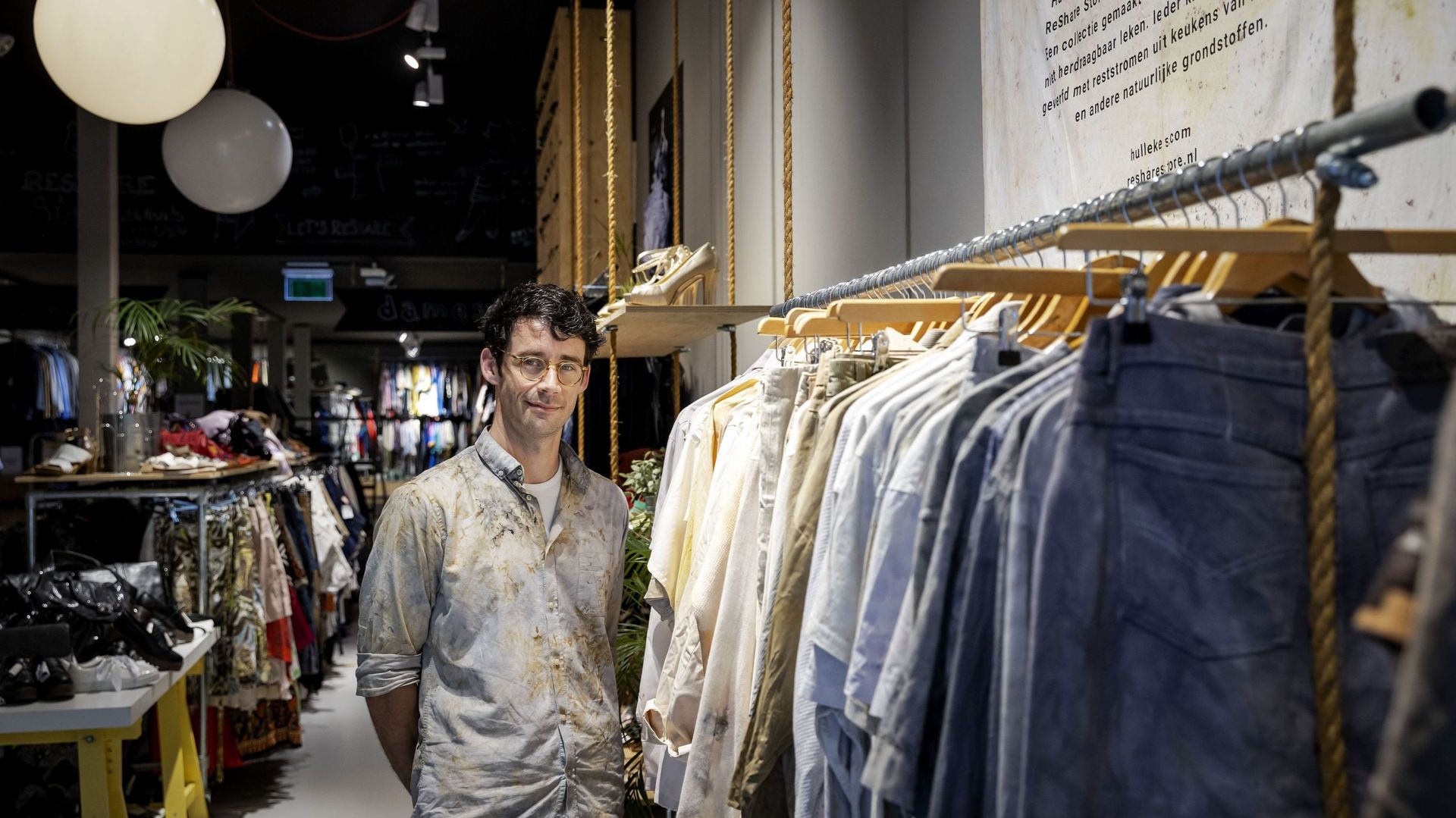 Le couturier néerlandais Sjaak Hullekes a notamment utilisé des vêtements de seconde main de l’Armée du Salut pour sa dernière collection, en juin.