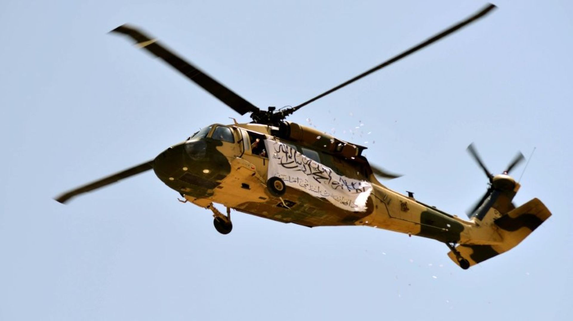Un hélicoptère avec un drapeau taliban vole le 1er septembre au dessus de Kandahar, la grande ville du Sud afghan, berceau spirituel du mouvement