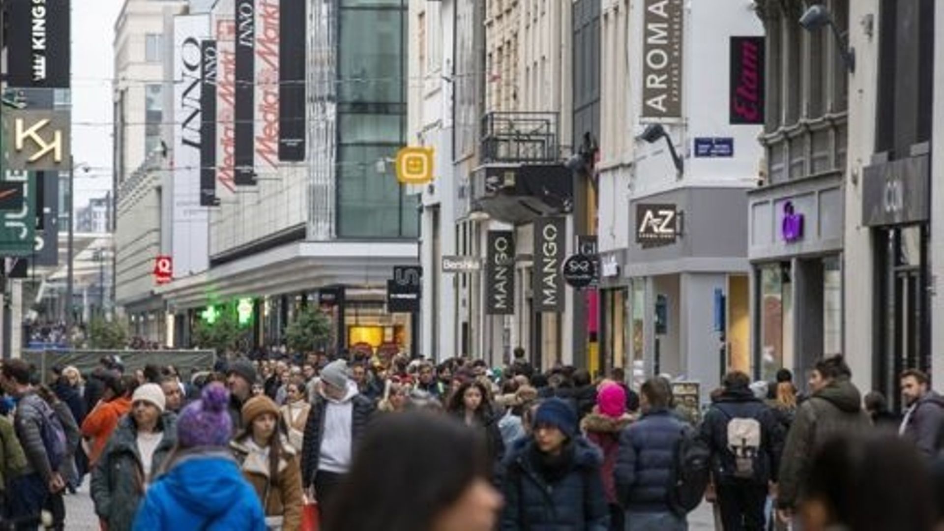 La photo d'illustration montre des personnes dans la rue commerçante - Rue Neuve à Bruxelles, le samedi 18 février 2023.