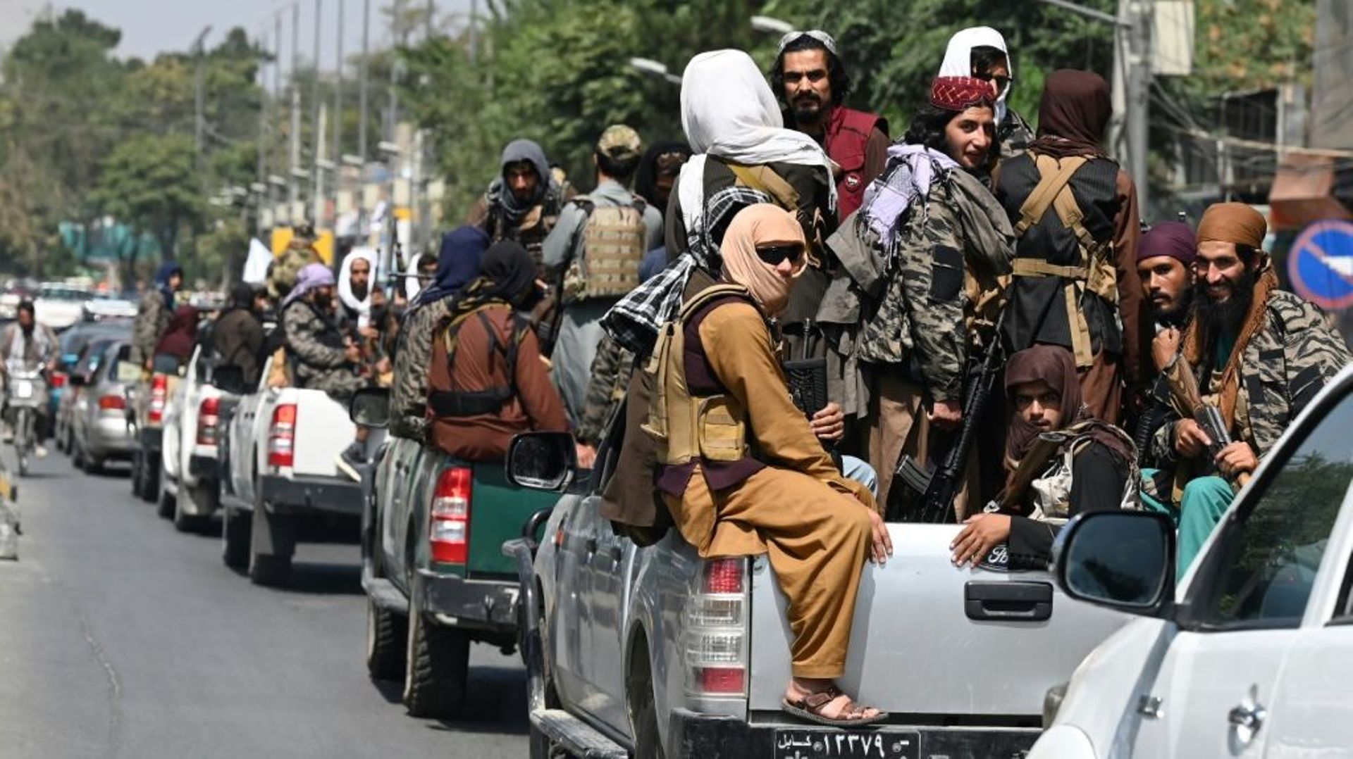 Un convoi de combattants talibans patrouille dans les rues de Kaboul, le 2 septembre 2021
