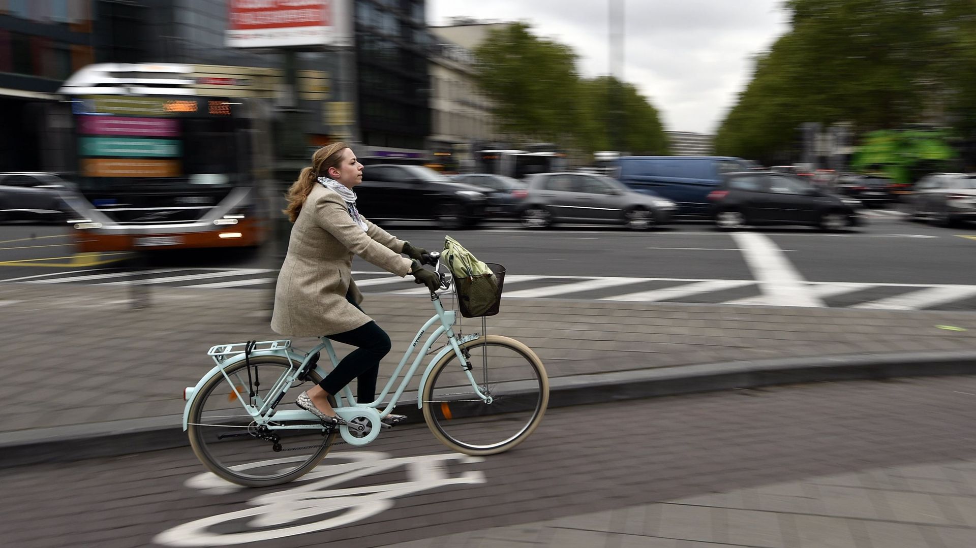 Cycliste bruxelloise dans la circulation automobile, le 03 mai 2019