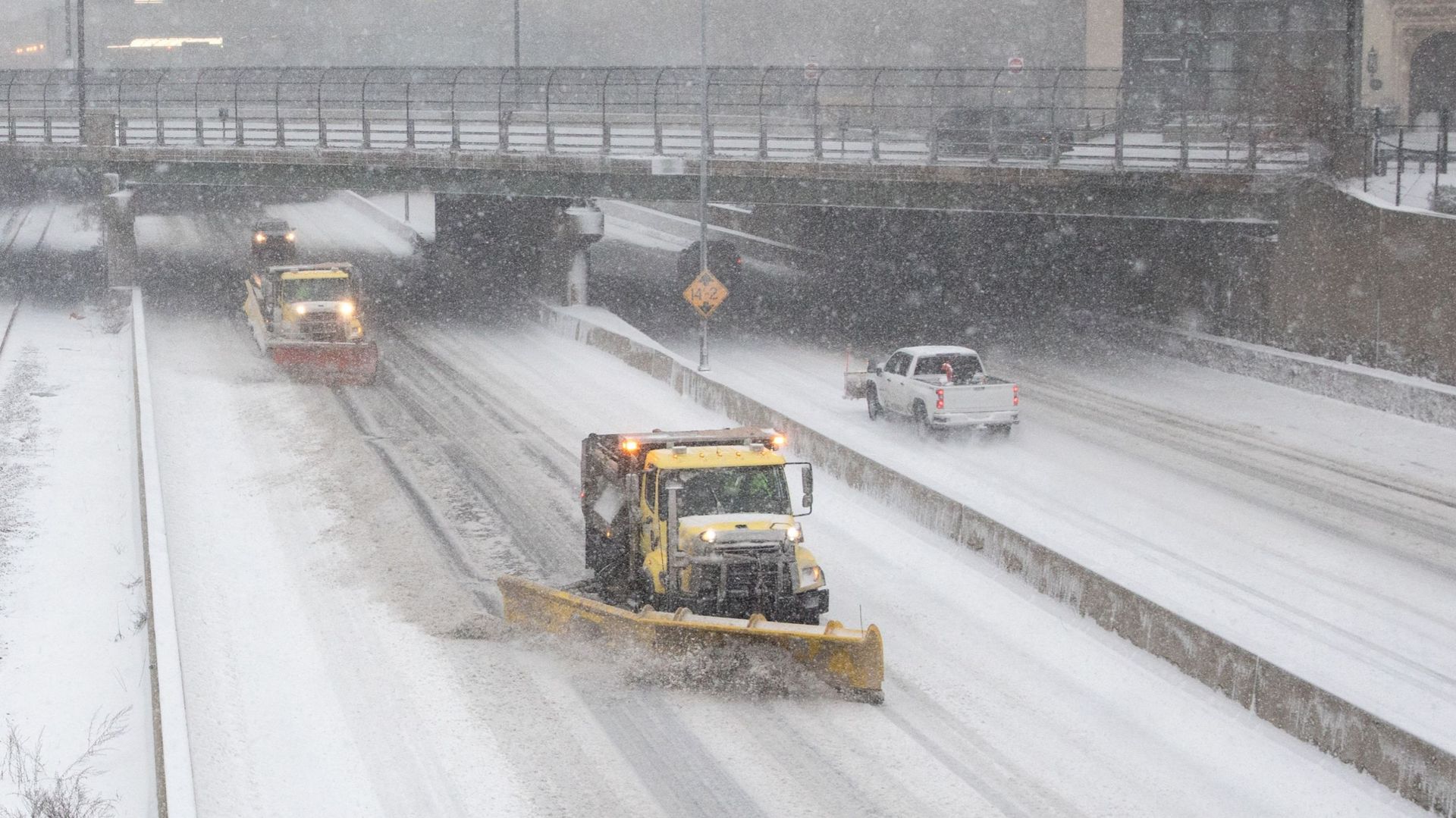 Des chasse-neige s’affairent à dégager la I-90 à Boston alors que la tempête hivernale Kenan apporte des vents violents et de la neige le 29 janvier 2022 à Boston, Massachusetts