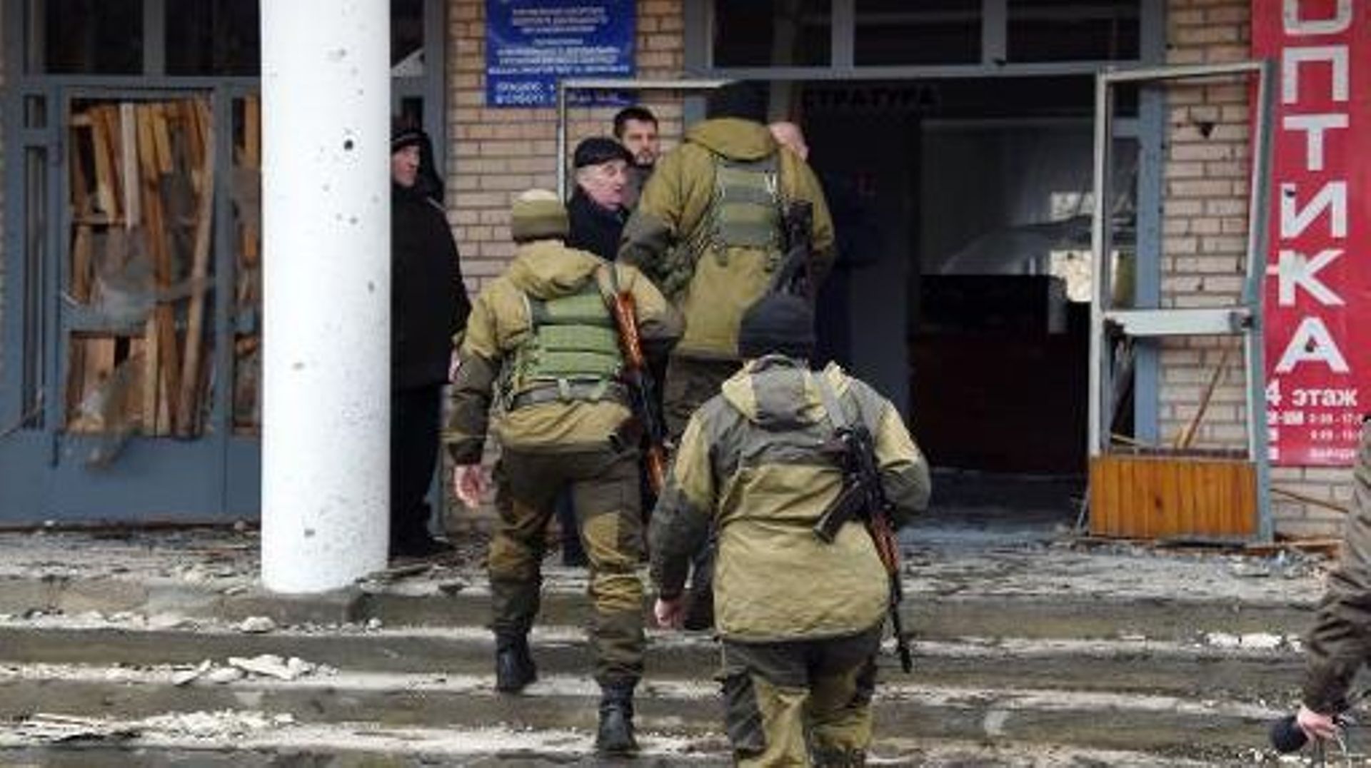 Des rebelles prorusses arrivent à l'hôpital du quartier de Tekstilchtchik à Donetsk, le 4 février 2015