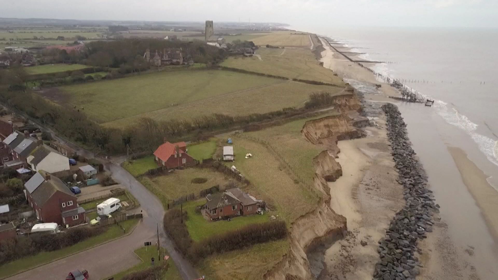 À cause du réchauffement climatique, ce village anglais se fait engloutir petit à petit par les grandes marées.