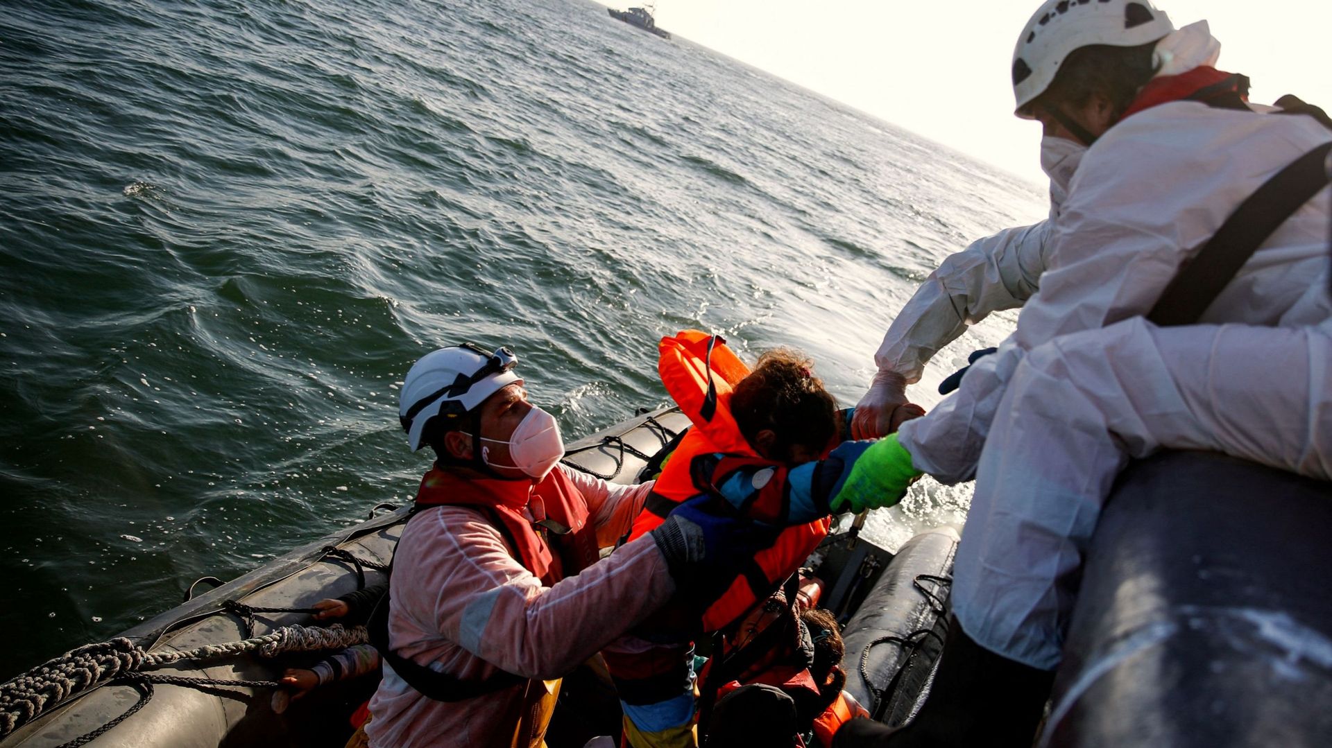 Les membres de l’équipage de l’Abeille Languedoc secourent des migrants alors que le générateur de leur bateau s’est arrêté dans les eaux françaises alors qu’ils tentaient de traverser illégalement la Manche vers la Grande-Bretagne, le 9 mai 2022. L’Abeil