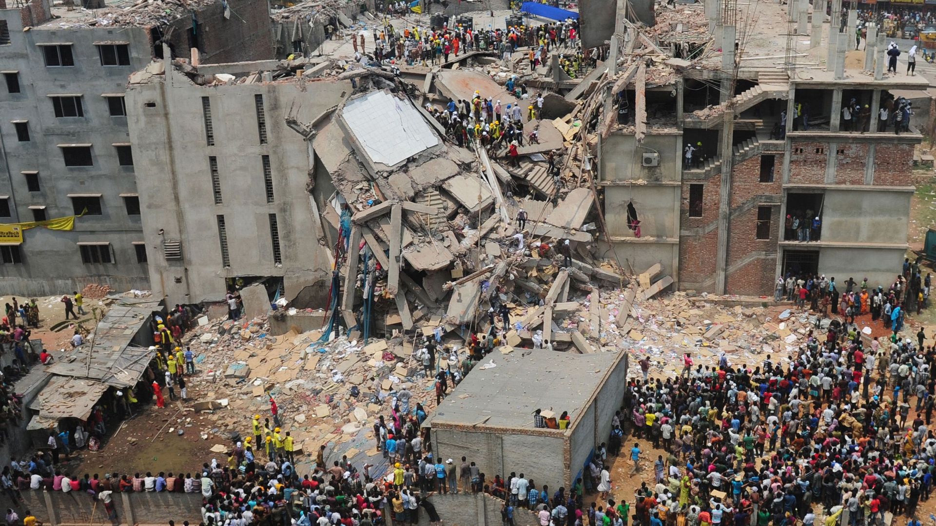 Le gouvernement bangladais promet d'augmenter les salaires des ouvriers du textile, après l'effondrement d'un immeuble qui a coûté la vie à 1126 personnes
