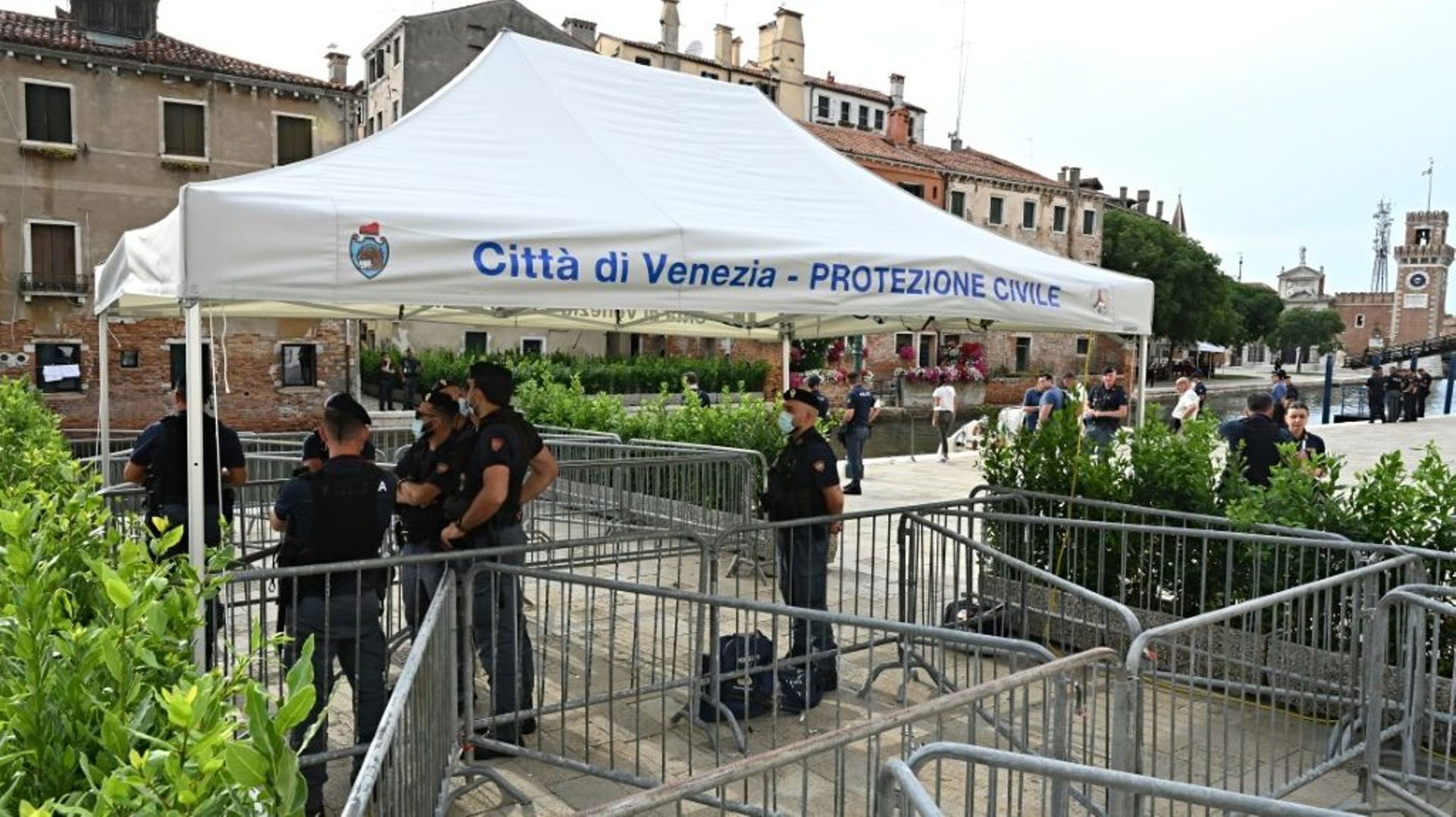 Des membres des forces de l'ordre à l'entrée du quartier de l'Arsenal à Venise où se déroule le G20 Finances, le 8 juillet 2021