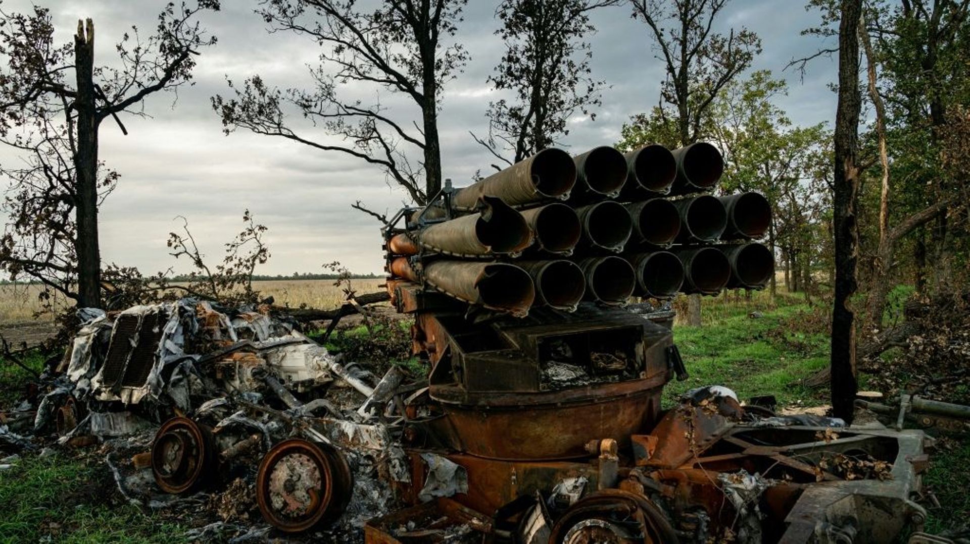 Un lance-roquettes multiple de type Ouragan russe détruit dans le sud de l'Ukraine, le 9 octobre 2022 