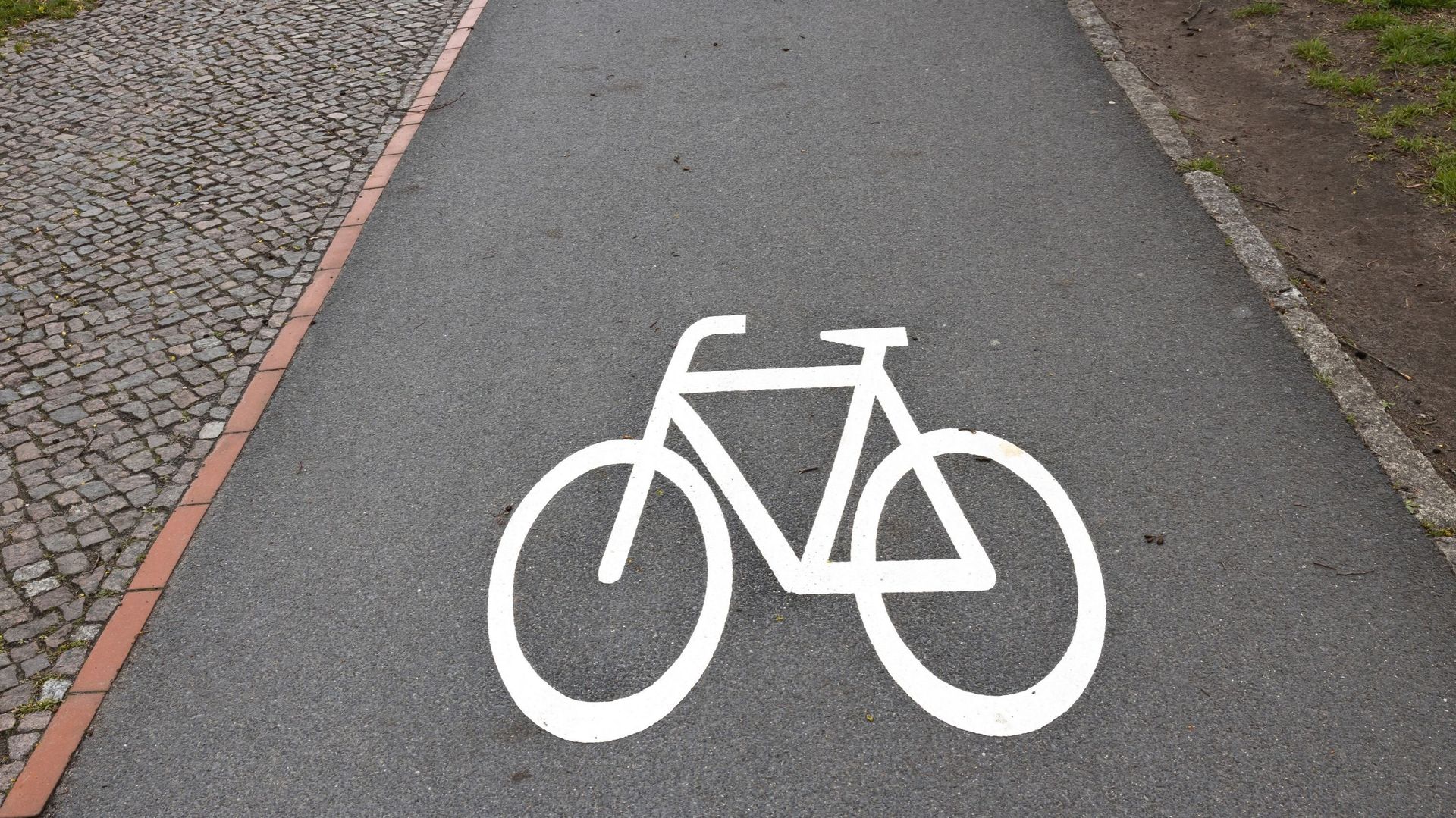 Logo vélo sur piste cyclable.