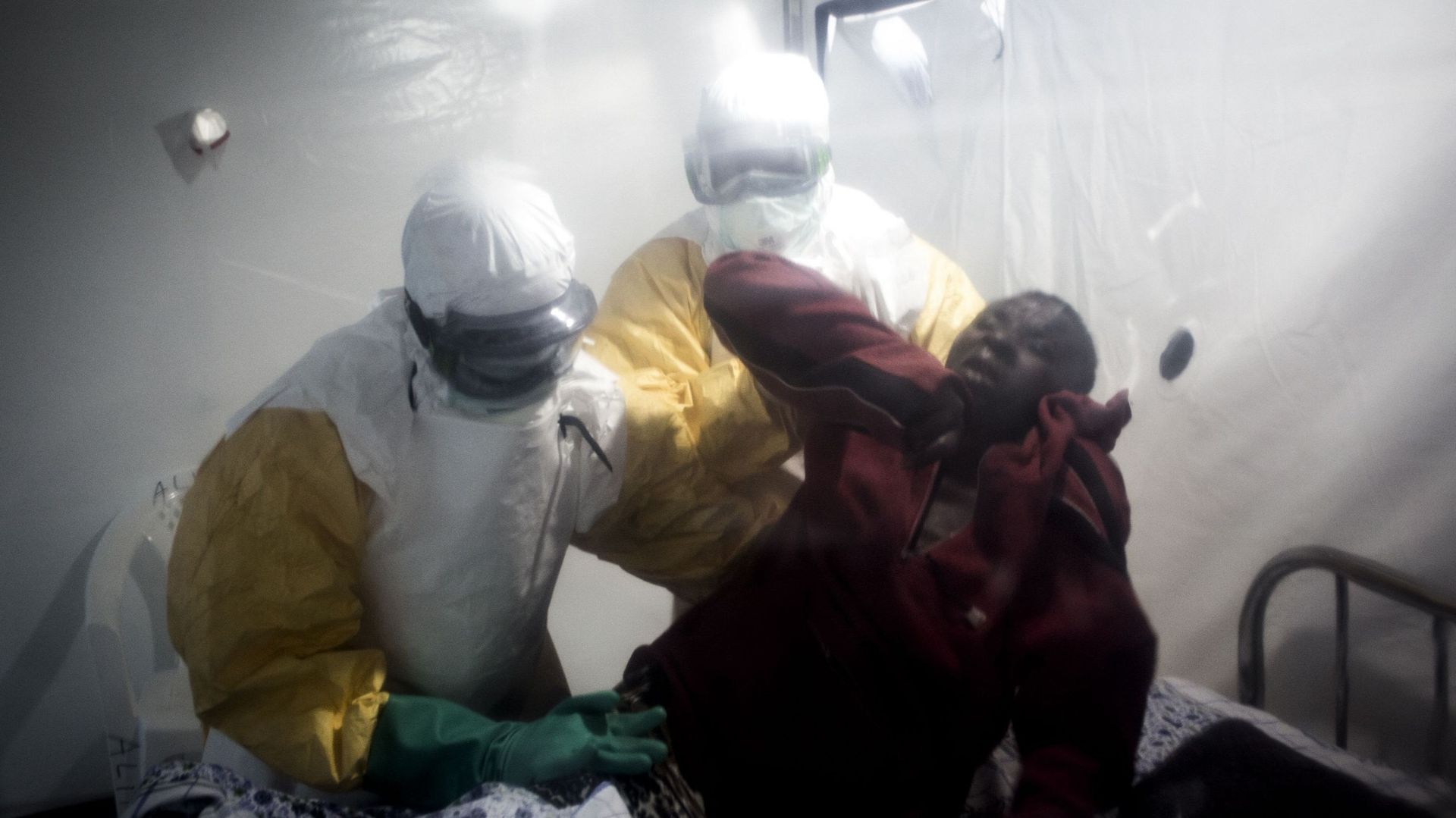 Soin d'un patient atteint du virus Ebola, le 15 août 2018