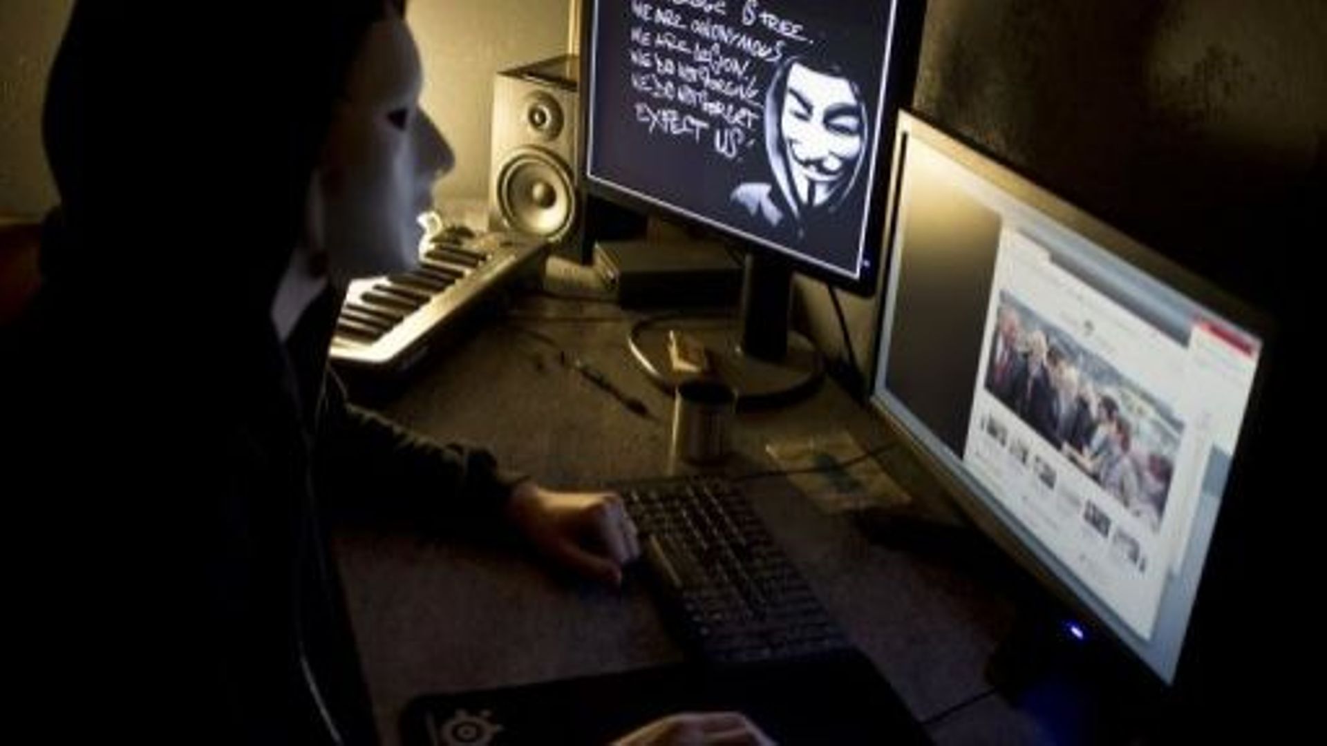 Un pirate informatique, appartenant au groupe Anonymous