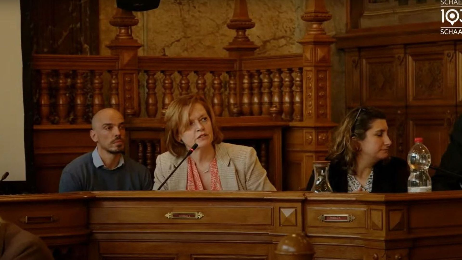 L’échevine Adelheid Bytterbier, au centre, au moment de présenter ses excuses.