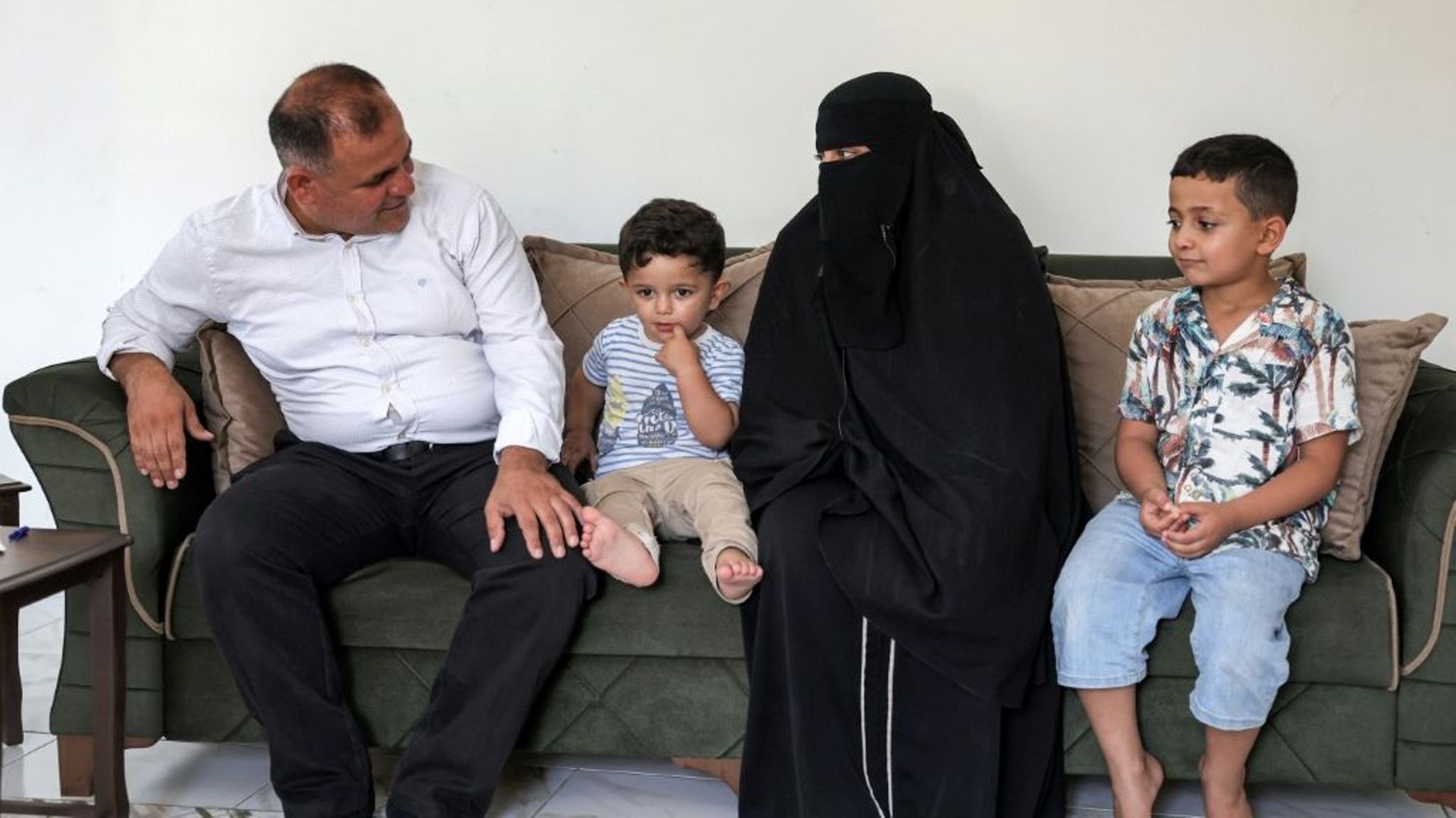 Moatassem Abdel Sater, ancien détenu de la prison de Sednayan, avec sa famille à Reyhanli, dans le sud de la Turquie, près de la frontière syrienne, le 10 août 2022