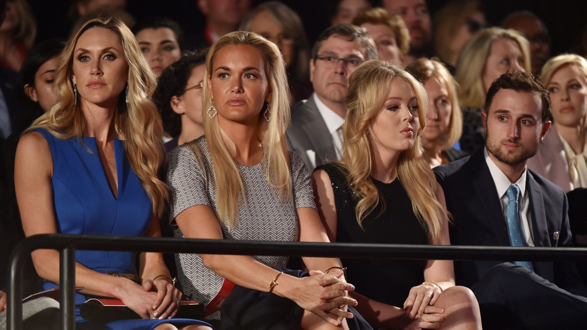 Lara Yunask et Vanessa Haydon, les belle-filles de Donald Trump, et sa fille, Tiffany Trump, lors du débat TV l'opposant à Hillary Clinton, le 9 octobre 2016.