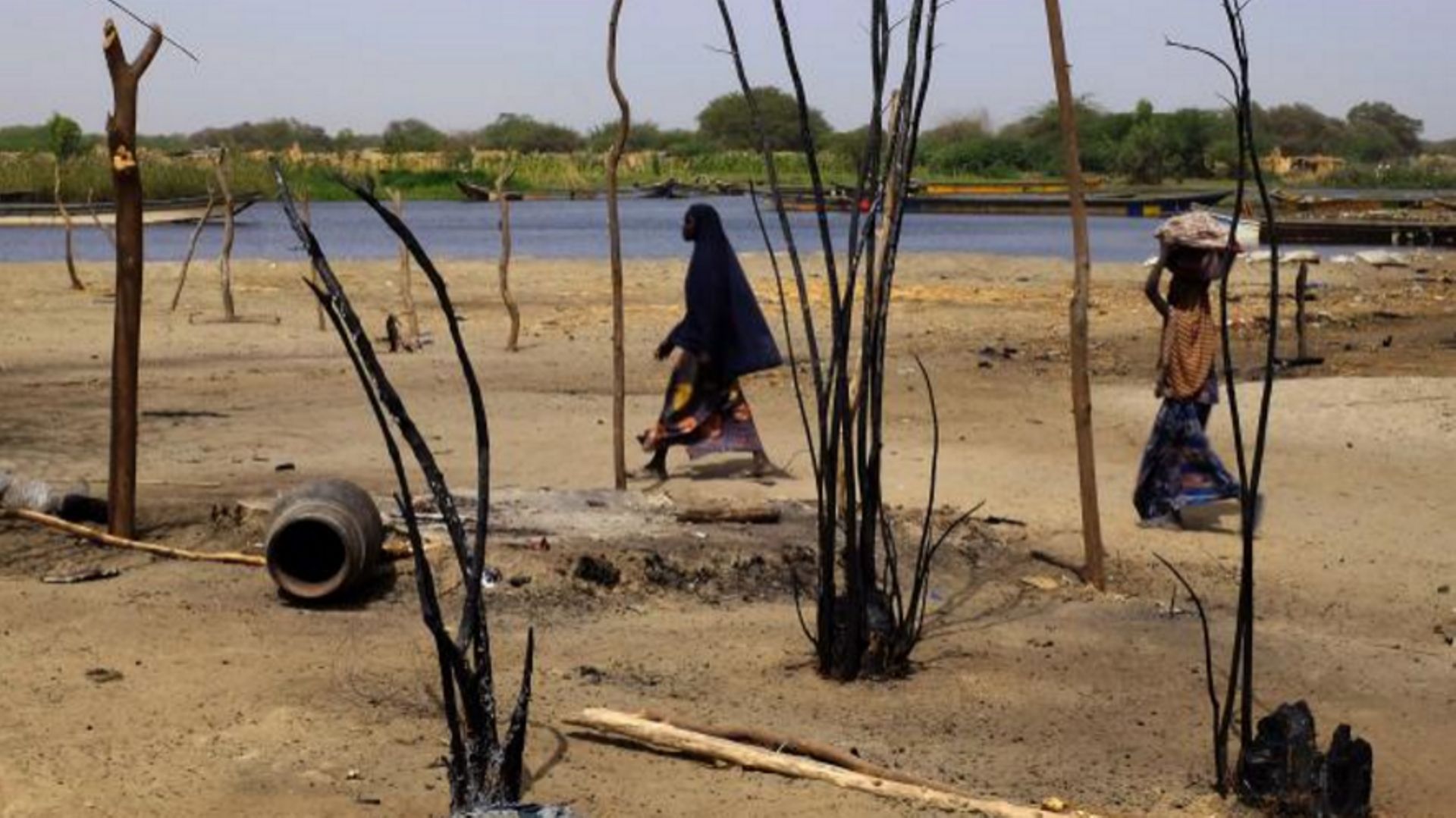 Des femmes tchadiennes marchent près de maisons détruites, dans le village de N'Gouboua, près du Lac Tchad, le 5 mars 2015. Les combattants de Boko Haram militants sont arrivés dans le village le 13 février dernier, ont brûlé des maisons, et tué une diza