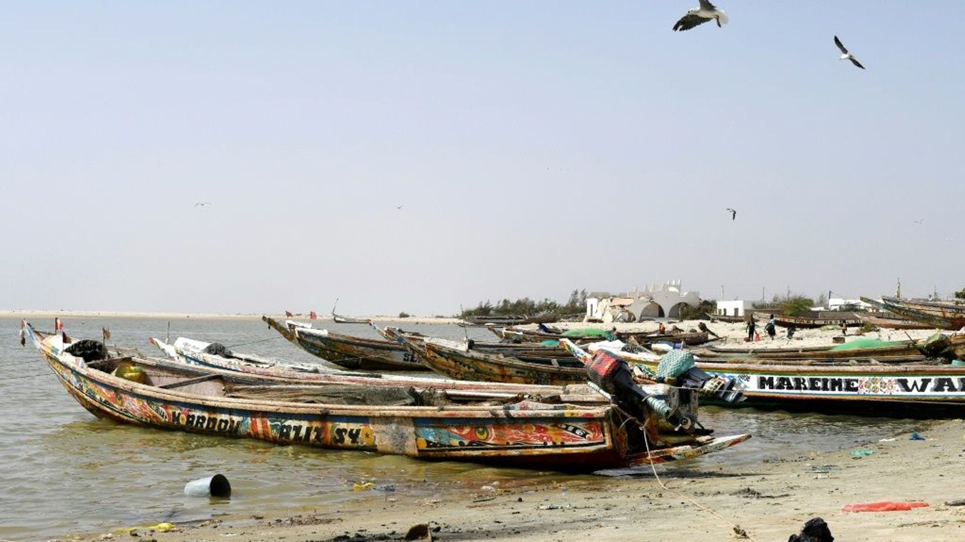 Des bateaux de pêche à Ndiebene-Gandiol près de Saint-Louis au nord du Sénégal, le 8 août 2018
