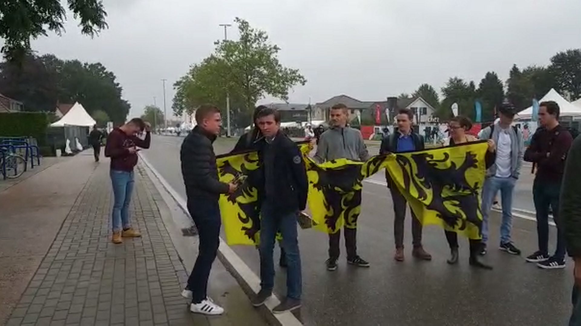 Des jeunes du Vlaams Belang distribuent des drapeaux flamingants à l'entrée du Pukkelpop