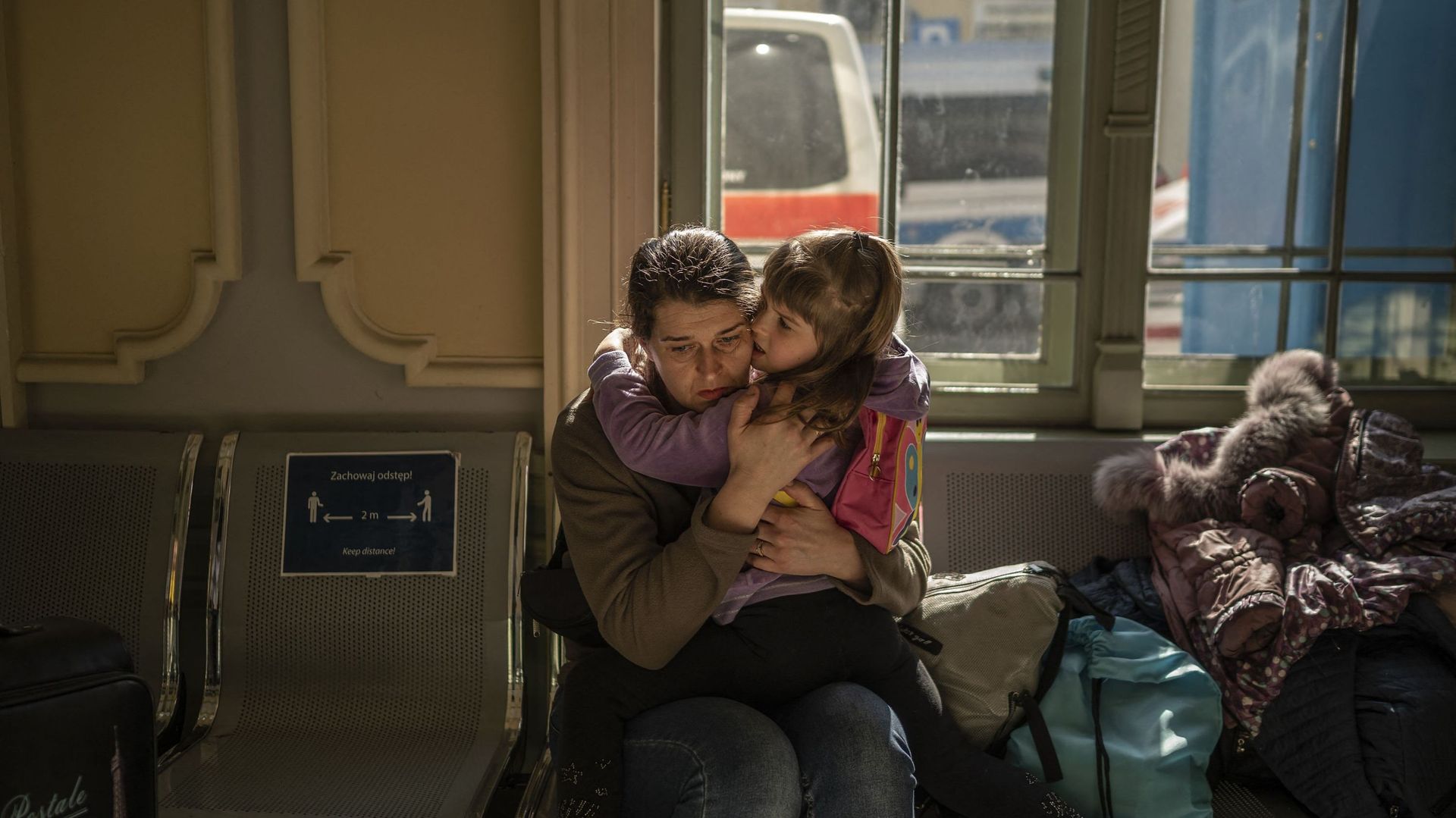 Une réfugiée ukrainienne serre son enfant dans la gare de Przemysl, près de la frontière entre la Pologne et l'Ukraine.
