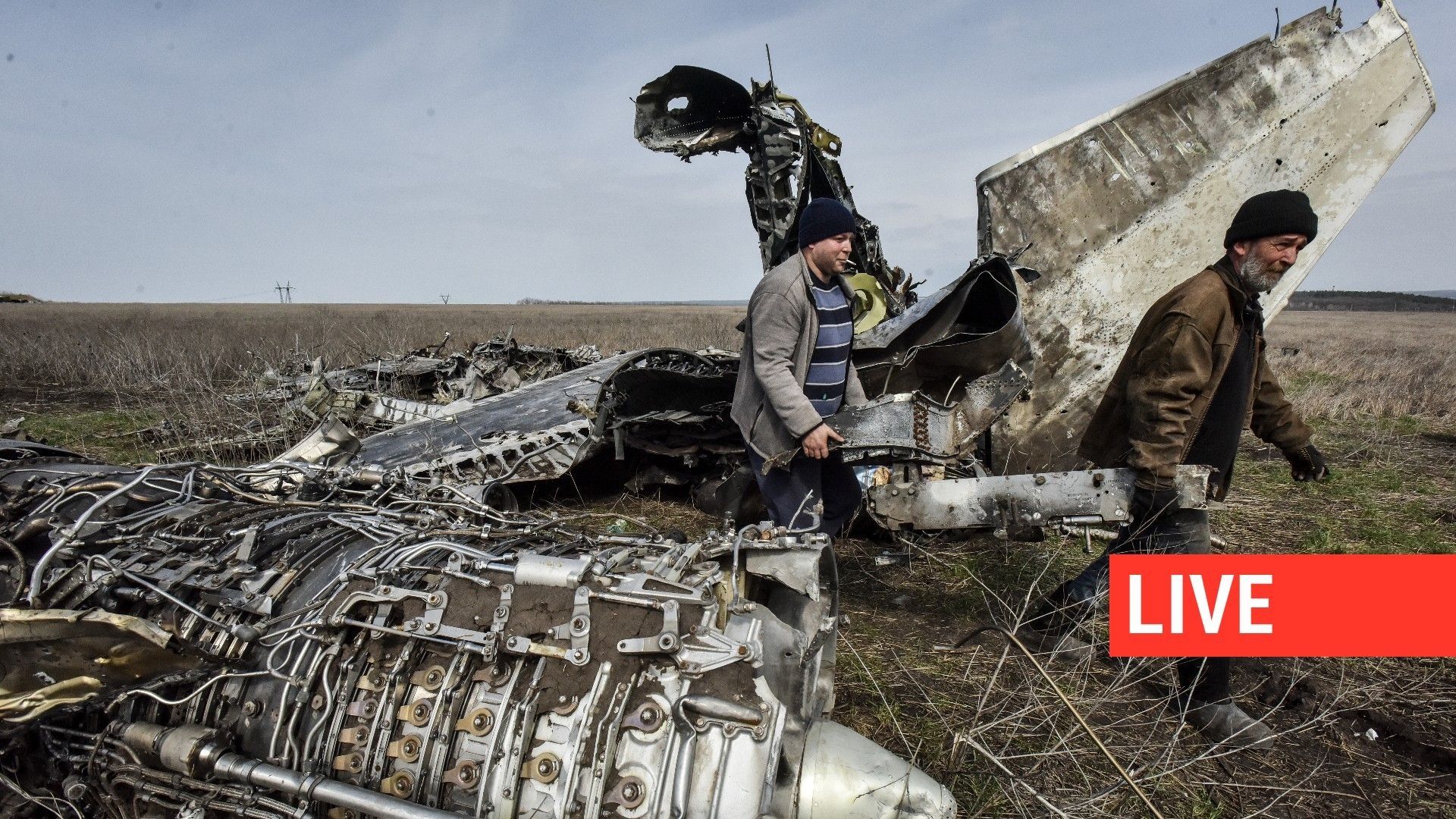Des habitants ramassent la ferraille d'un avion de chasse qui s'est écrasé dans la région de Kharkiv, en Ukraine, le 8 avril 2023.