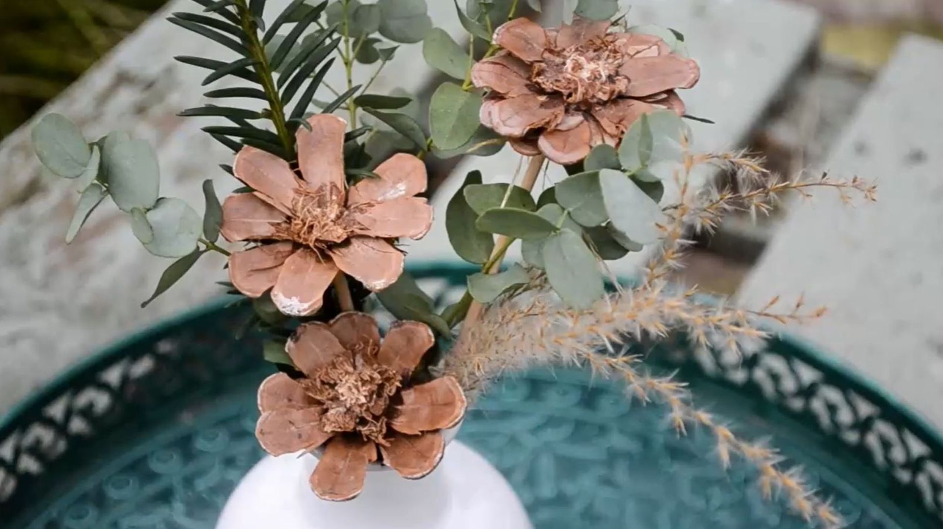 Bouquet de fleurs confectionné avec des pommes de pin, de l’eucalyptus et des branches de conifère.