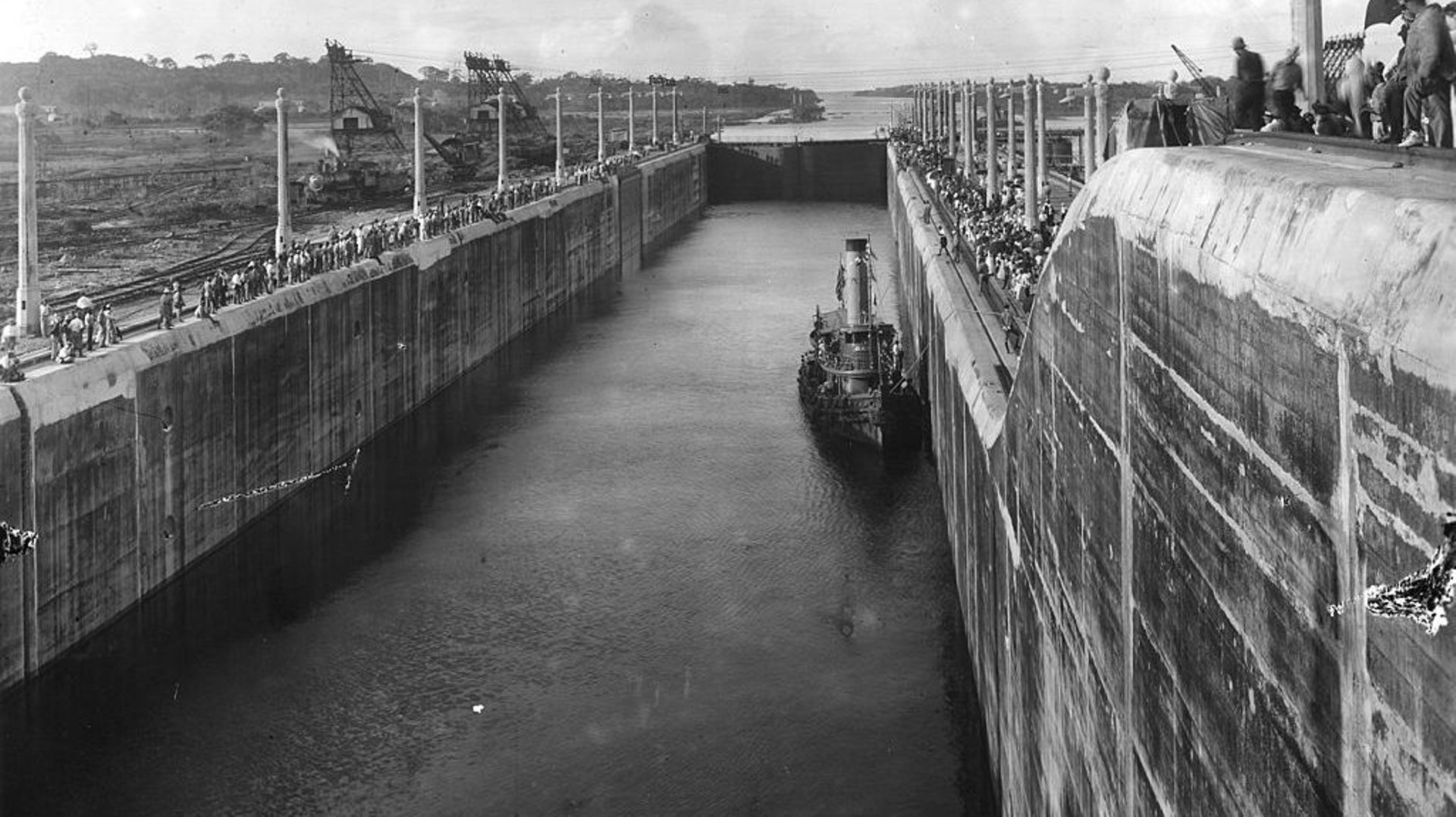 On teste les écluses du canal de Panama à Gatun locks, le 26 septembre 1913.