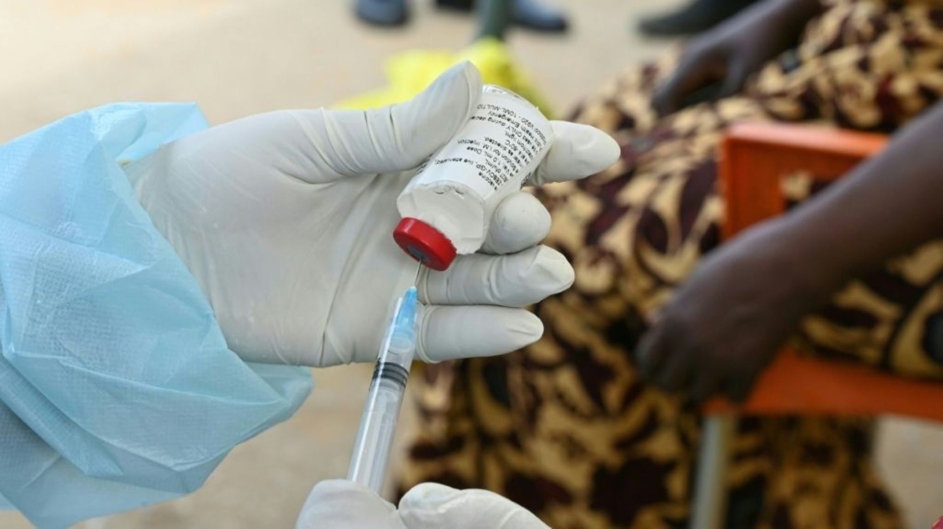 Un soignant prépare une dose de vaccin anti-Ebola à Abidjan le 17 août 2021