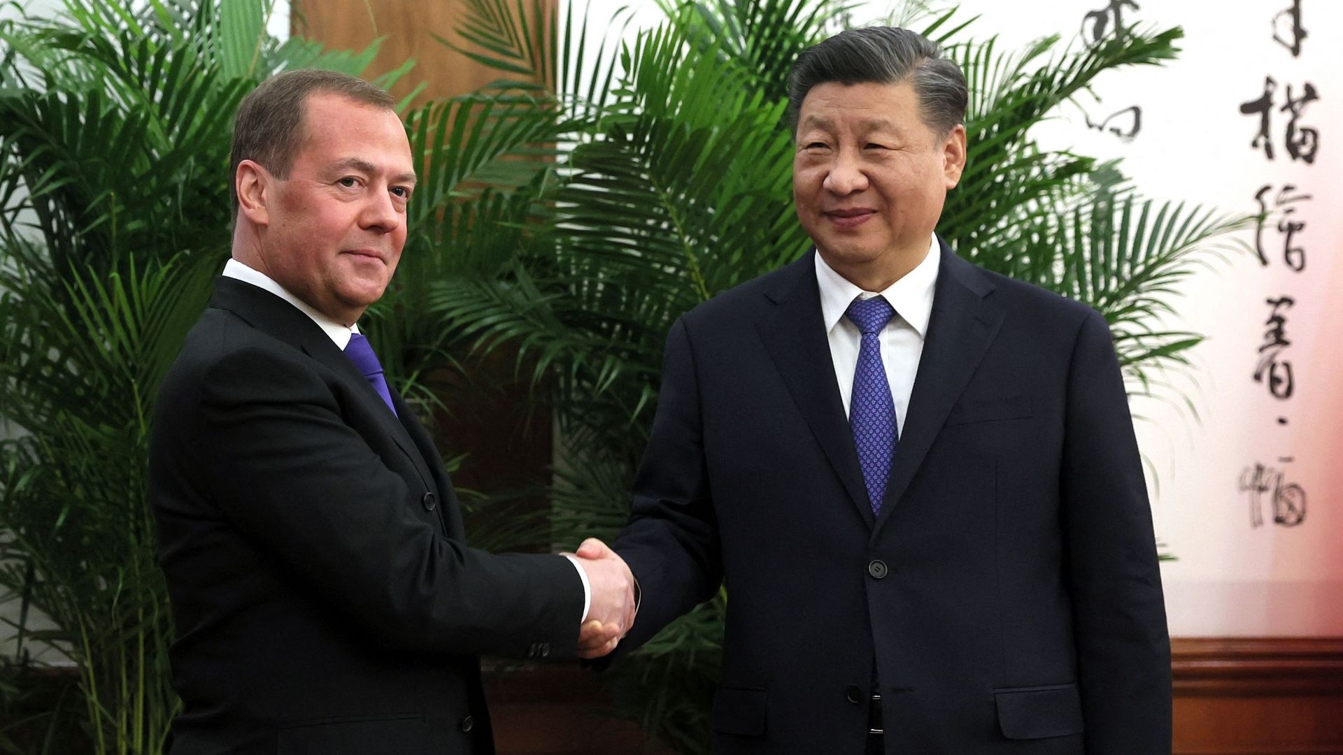 Le vice-président du Conseil de sécurité de la Russie et président du parti Russie unie, Dmitri Medvedev serre la main du président chinois Xi Jinping lors de leur rencontre à Pékin, le 21 décembre 2022.
