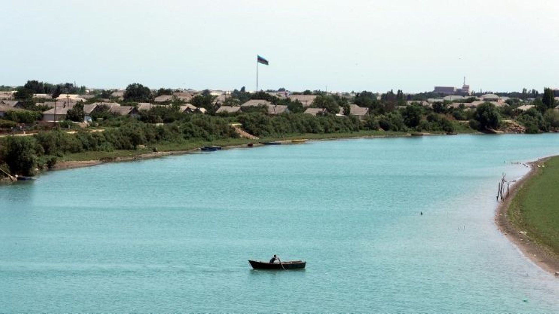 Une embarcation sur le fleuve Koura, le 5 juillet 2020 en Azerbaïdjan.
