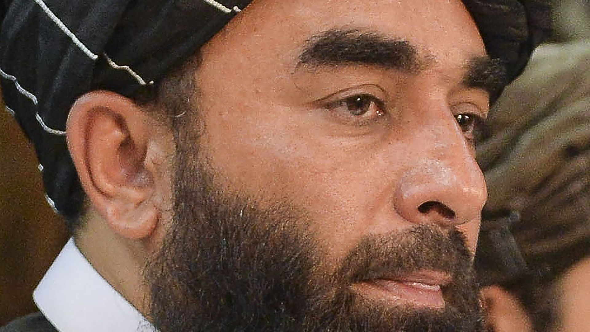 Le porte-parole des Talibans, Zabihullah Mujahid, lors de la conférence de presse à Kaboul ce mardi 17 août